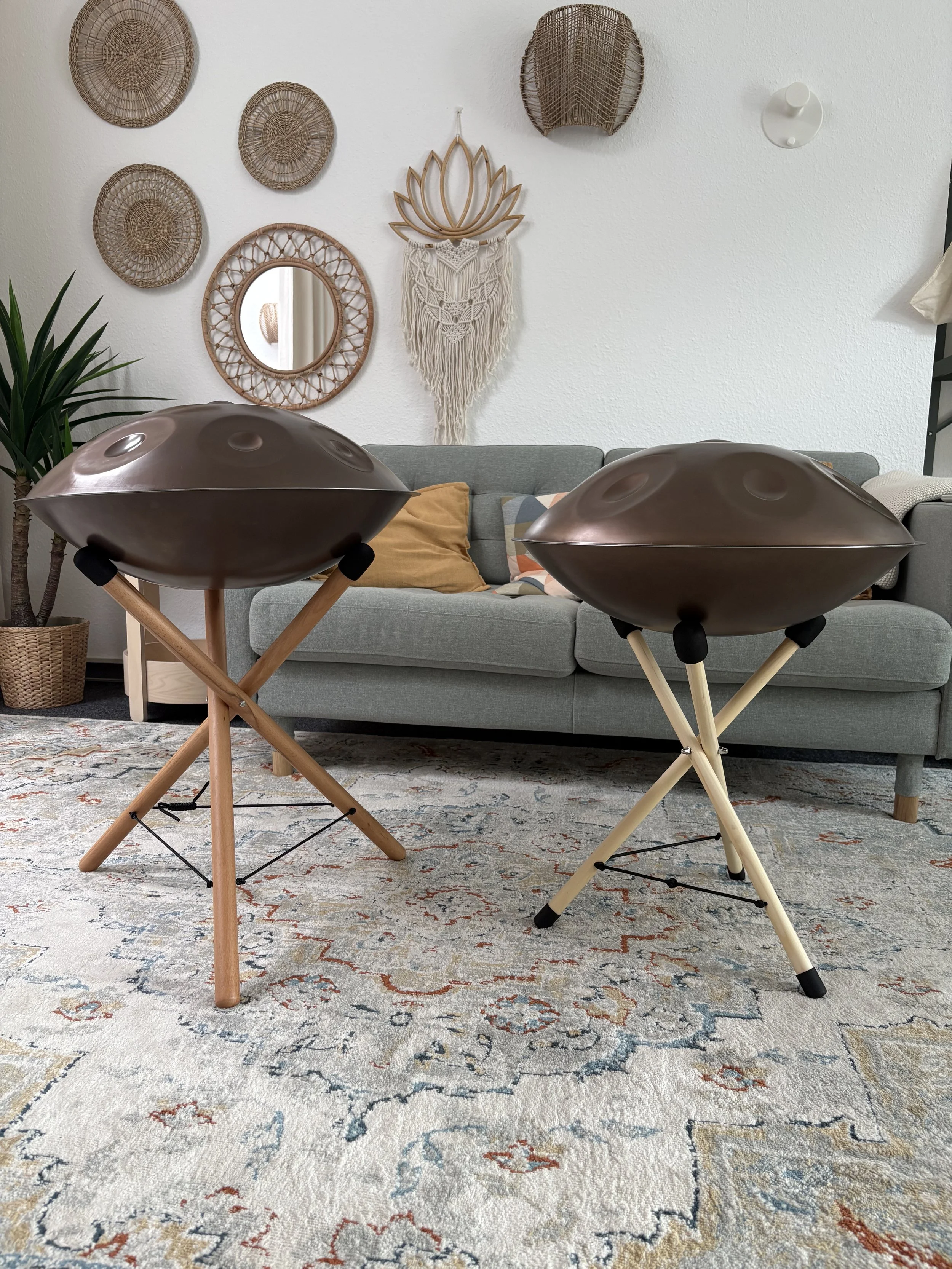 Handpan Ständer zum Sitzen in verschiedenen Größen. Bambus Handpanständer kaufen in Hannover, Handpan Zubehör Hannover, Handpan Geschäft Hannover.