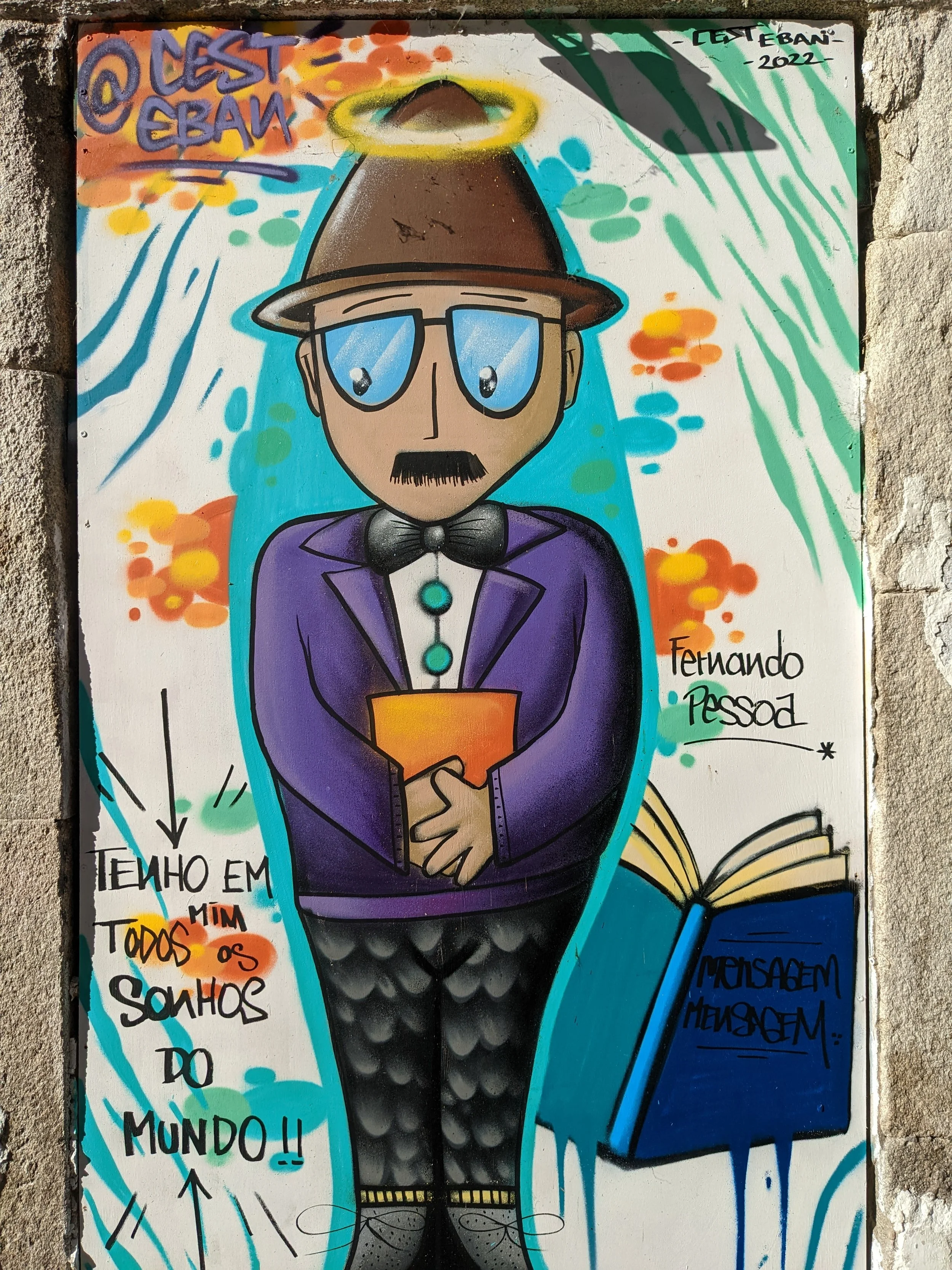 Colorful graffiti art of a cartoon man with a halo, glasses, mustache, purple suit, bow tie, holding an orange book, standing in front of a blue book, with vibrant splashes of orange, green, and blue around him. Includes Portuguese text and an arrow pointing to the left.