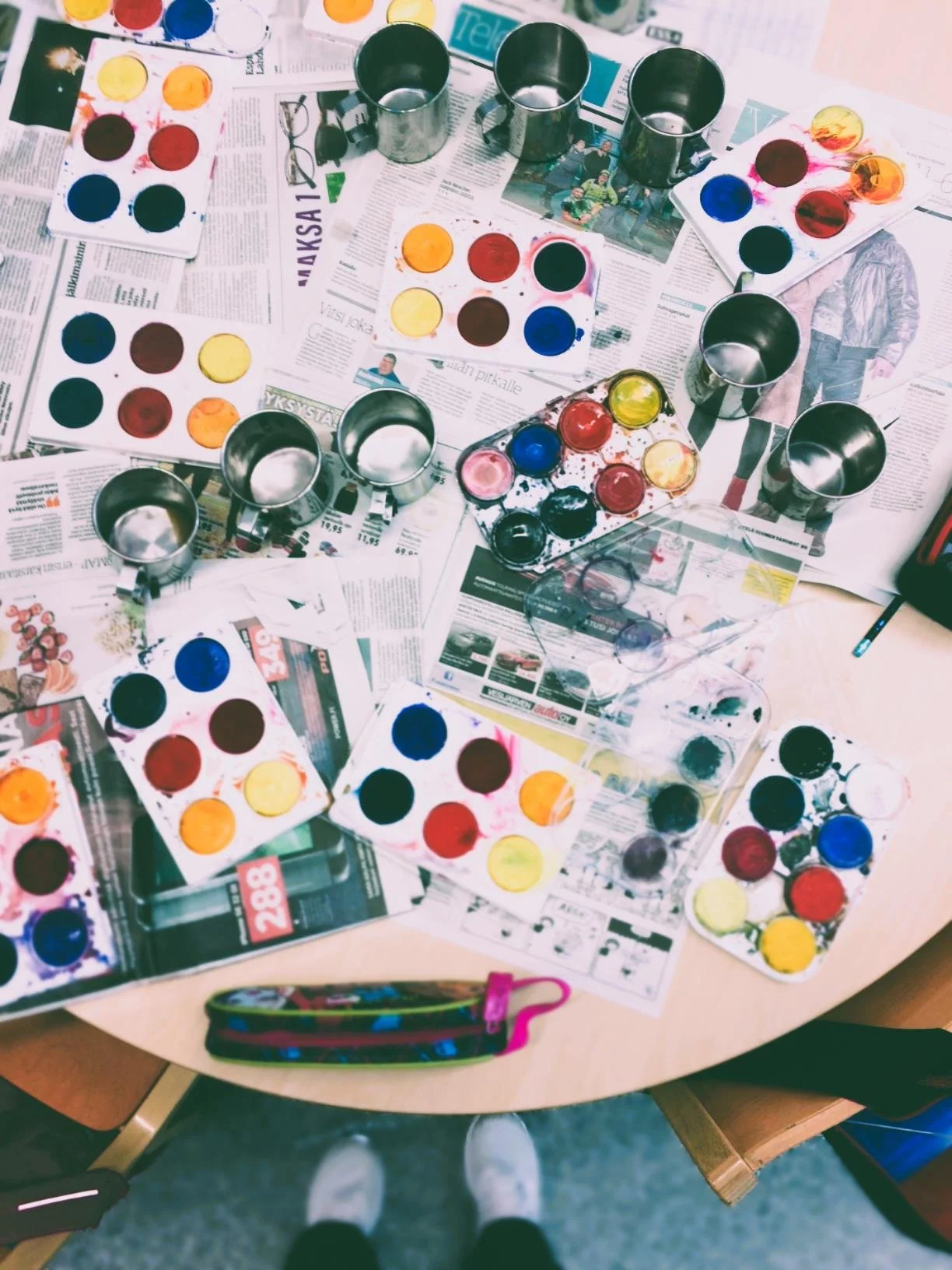 Koulussa taidepajatyöskentelyä