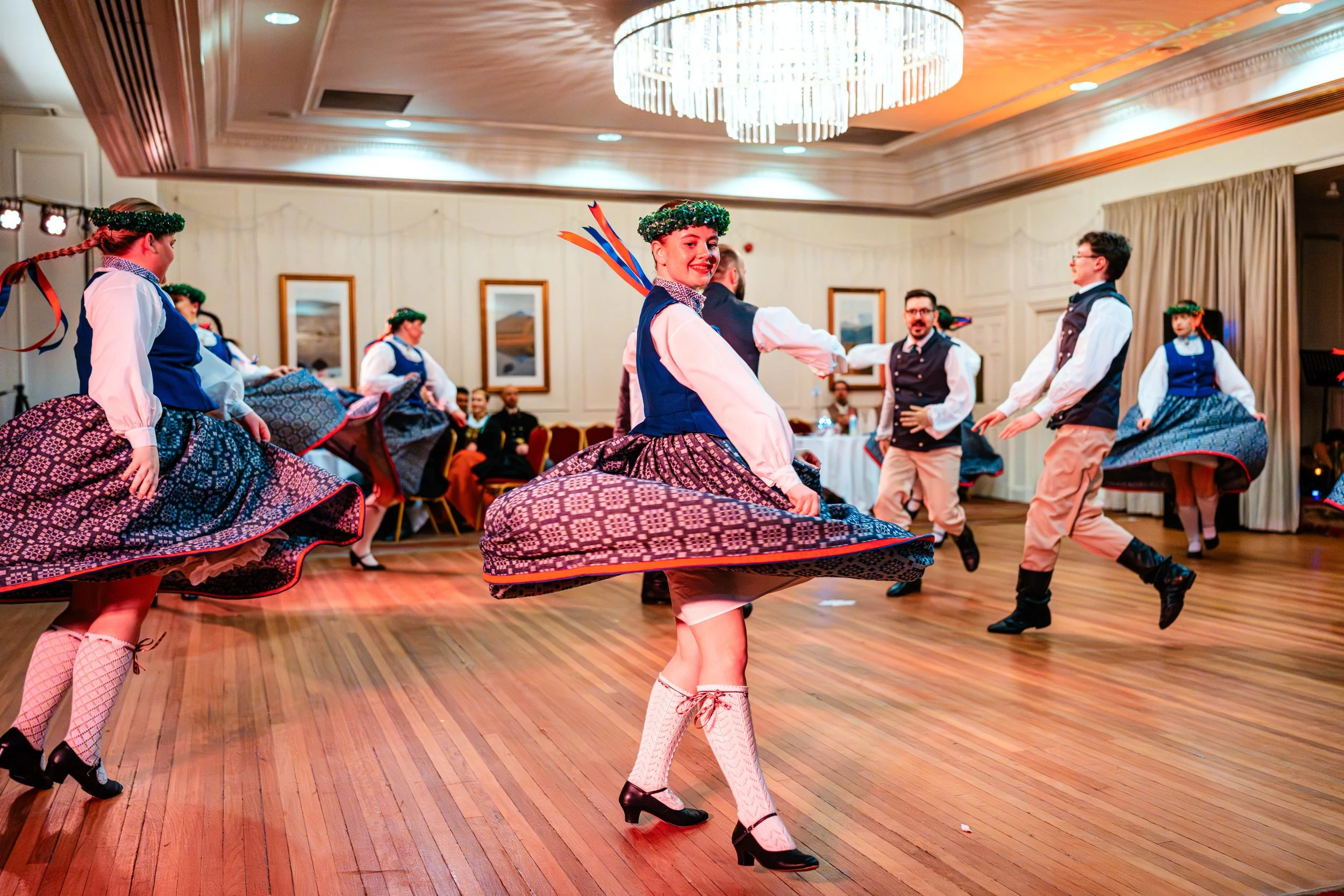 traditional-latvian-costumes-leicester.JPG