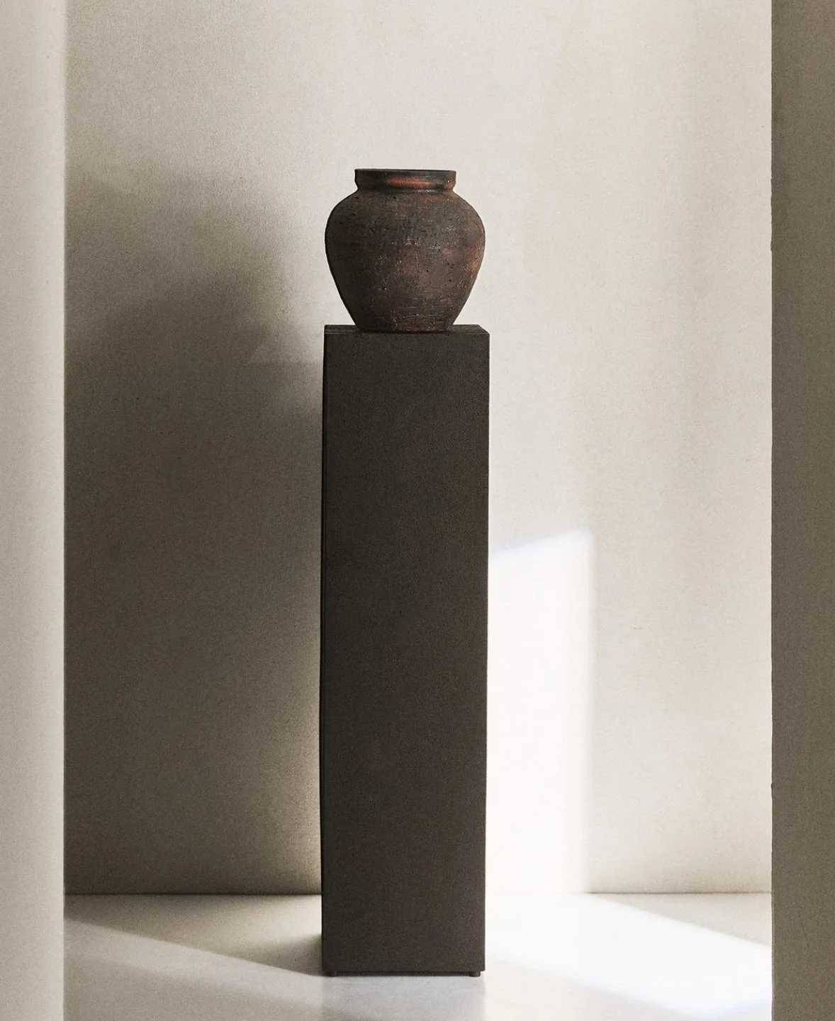 Socle en métal allongé