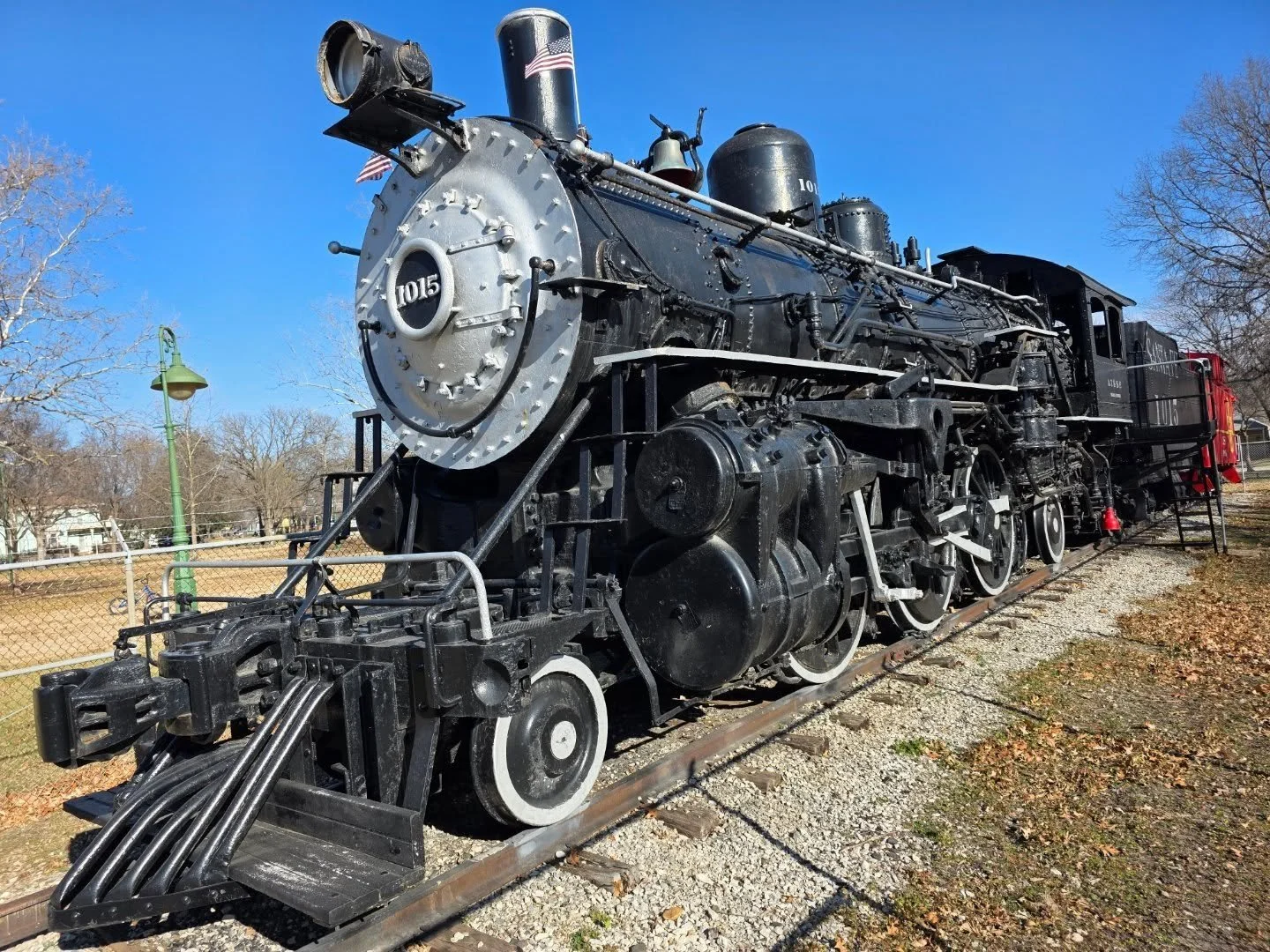 The Atchison, Topeka and Santa Fe Railway 1015 locomotive in Fremont Park, Emporia, Kansas.

#train #locomotive #railroad #display #trainphotography
