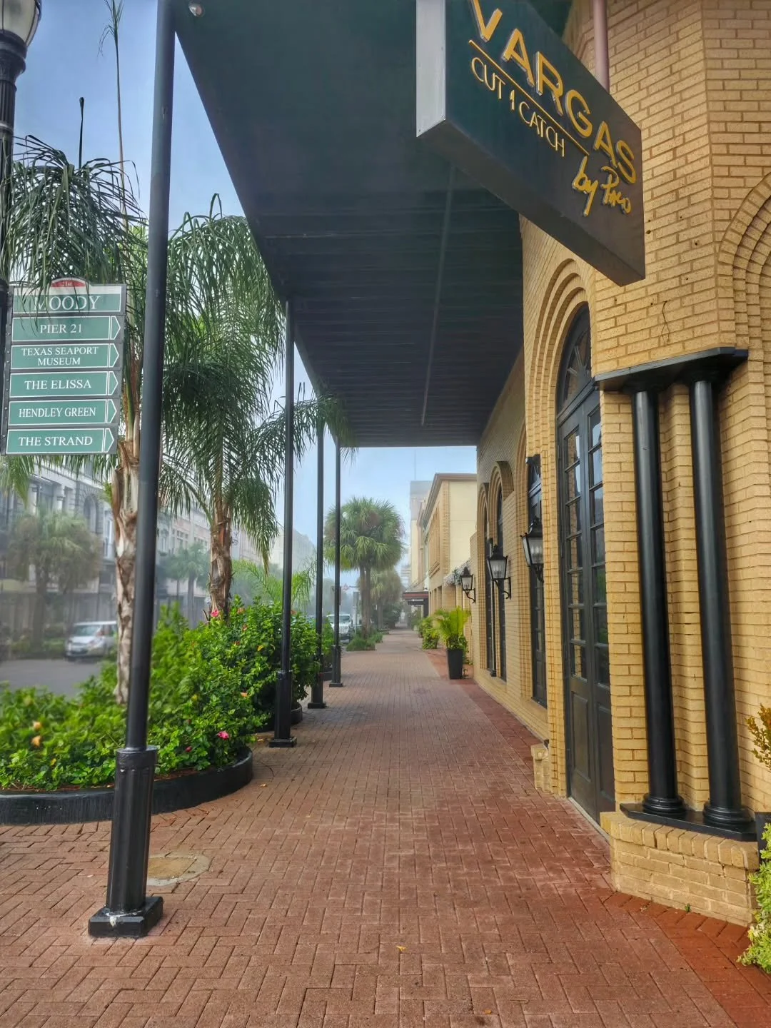 Quiet street scene in downtown Galveston, Texas.

#quiet #peaceful #fog #tropical #galveston