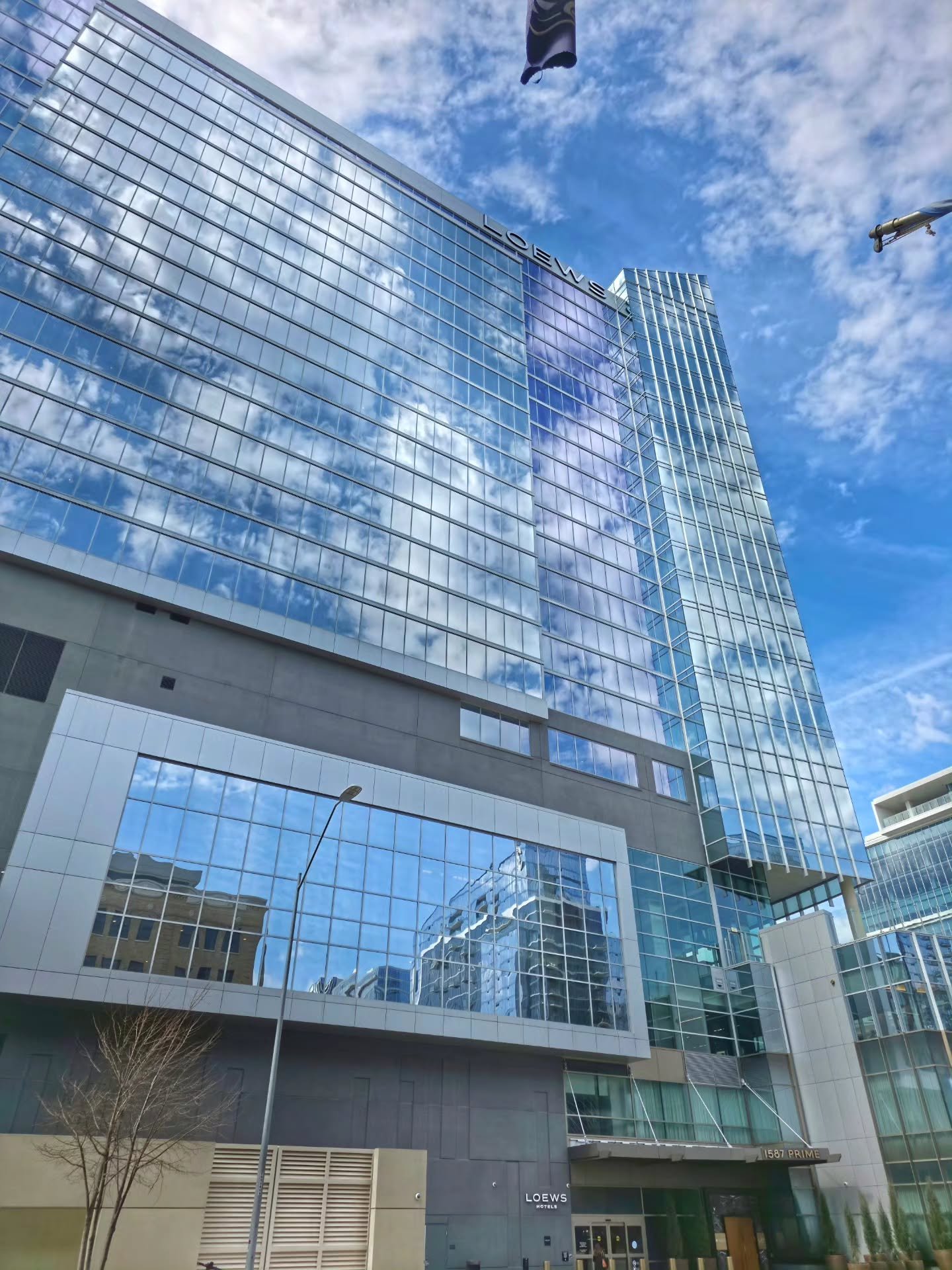 Loews Kansas City Hotel featuring reflections of Three Light and a gorgeous light cloud cover in downtown Kansas City.

#downtown #kansascity #kcmo #loews #cityscape