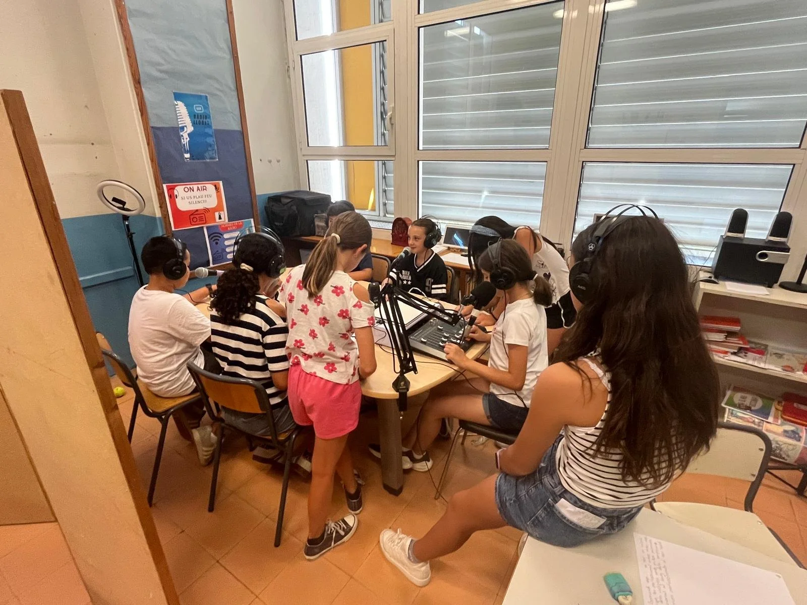 L’Escola Municipal Salvador Llobet engega un taller de ràdio dedicat al Tour de França