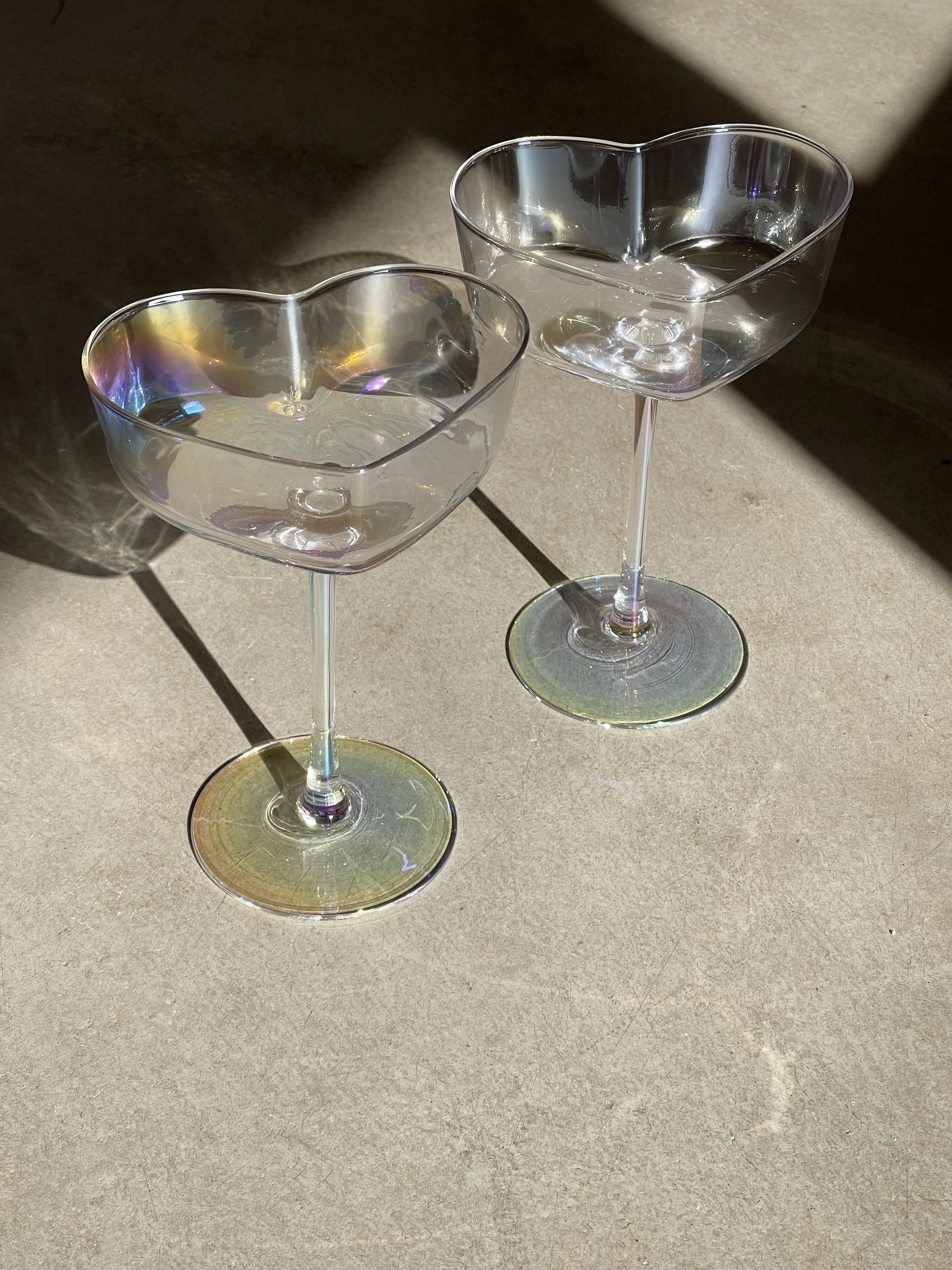 Heart shaped cocktail / champagne coupes with pearly iridescent finish. Perfect for dopamine decor, girly nights or cute tableware. Available in Ruby's Designs Giftshop in Looe, Cornwall.