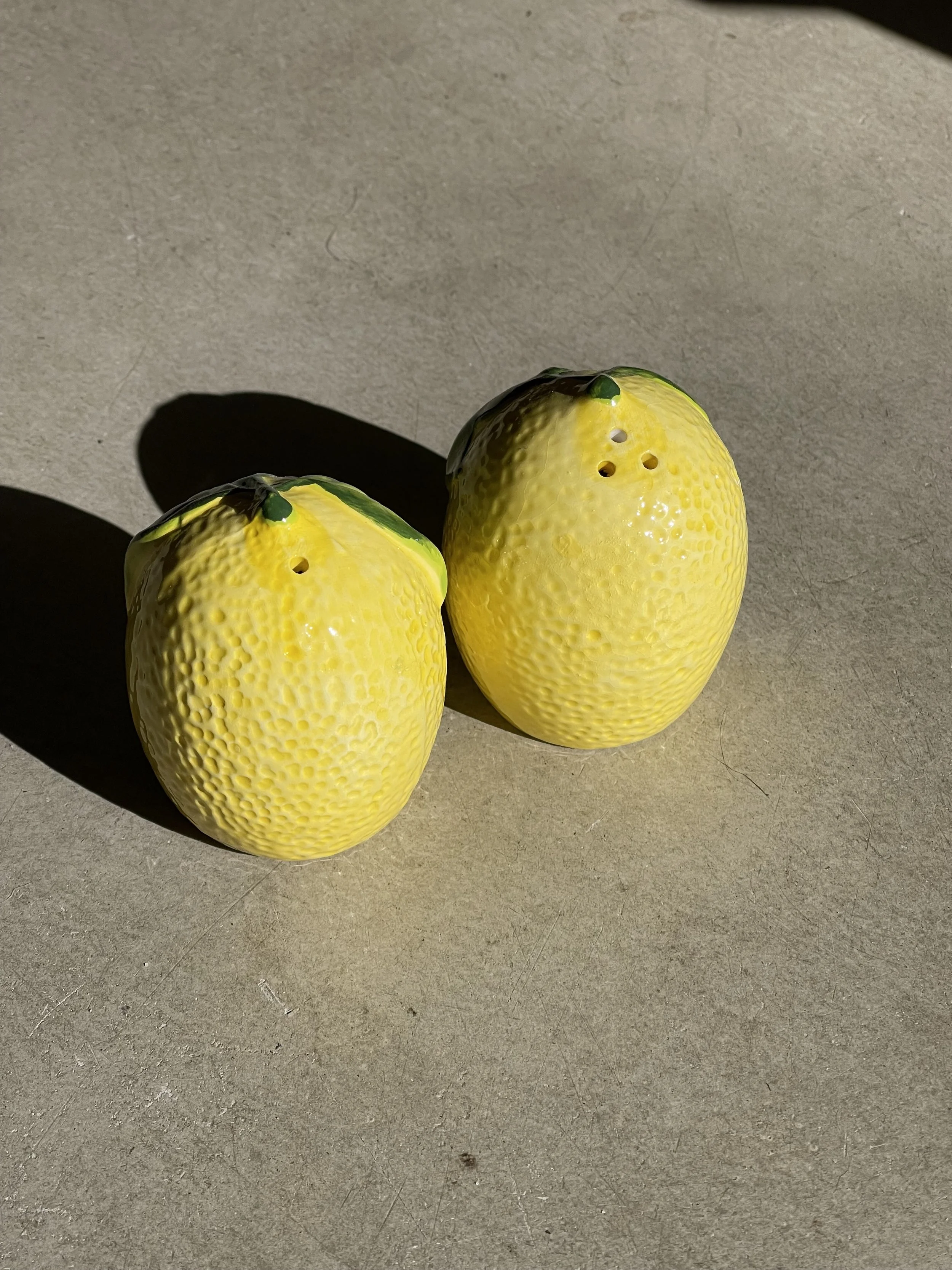 Mediterranean lemon ceramic yellow salt and pepper shakers set. Dopamine decor and colourful homeware available in Ruby's Designs giftshop in Looe, Cornwall.