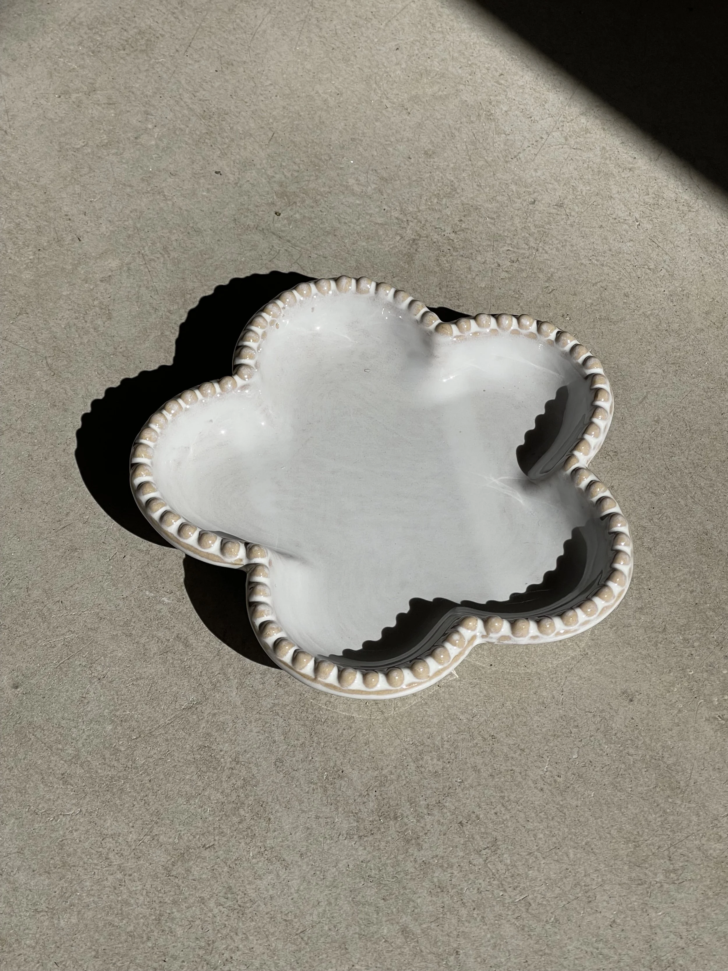 Flower plate with bobble rim