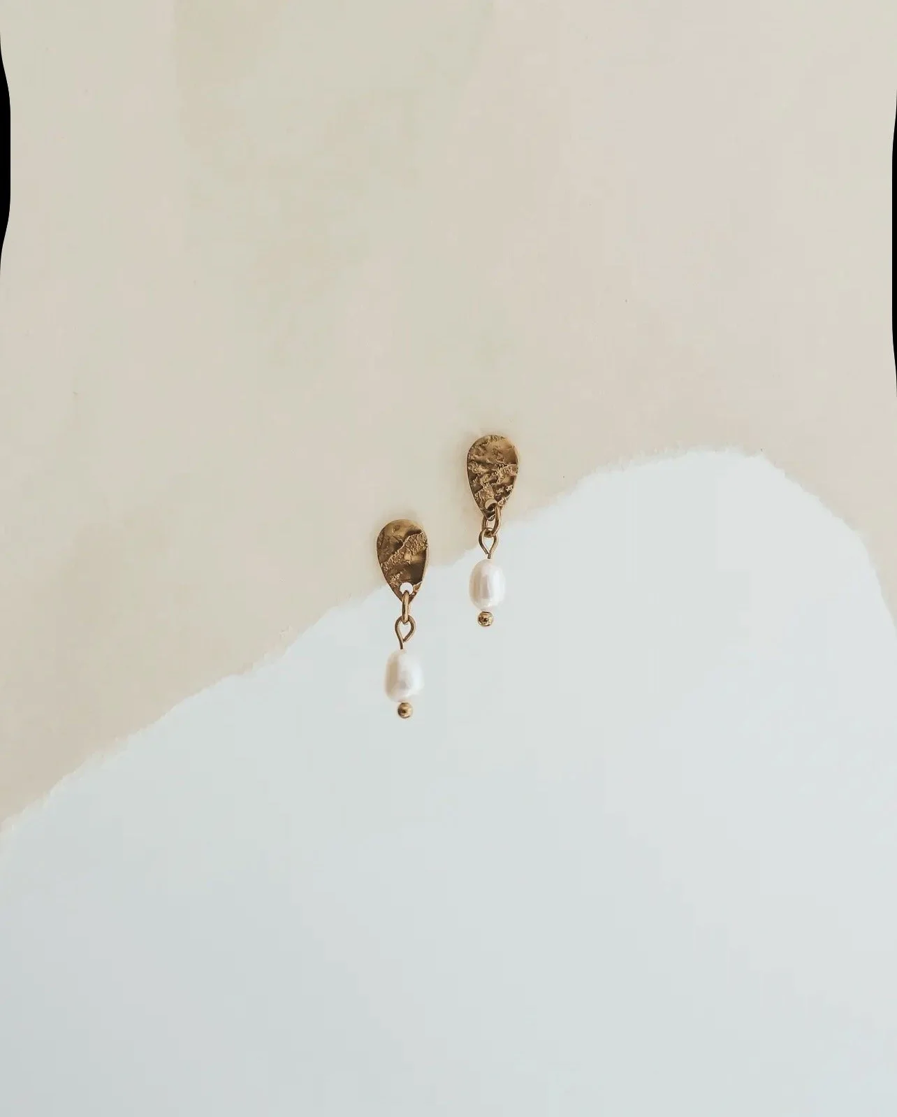 Freshwater pearl gold stud earrings