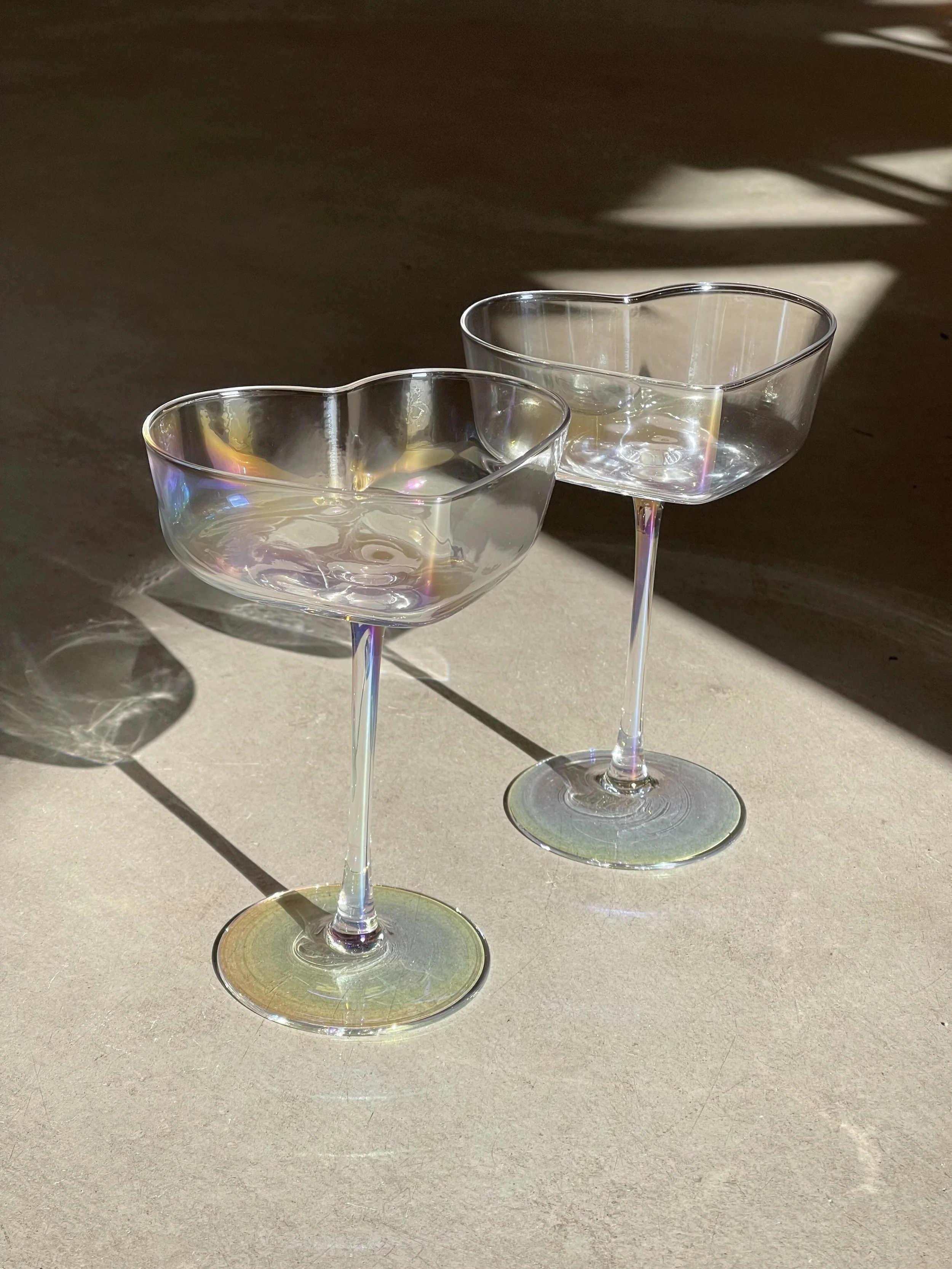 Heart shaped cocktail / champagne coupes with pearly iridescent finish. Perfect for dopamine decor, girly nights or cute tableware. Available in Ruby's Designs Giftshop in Looe, Cornwall.