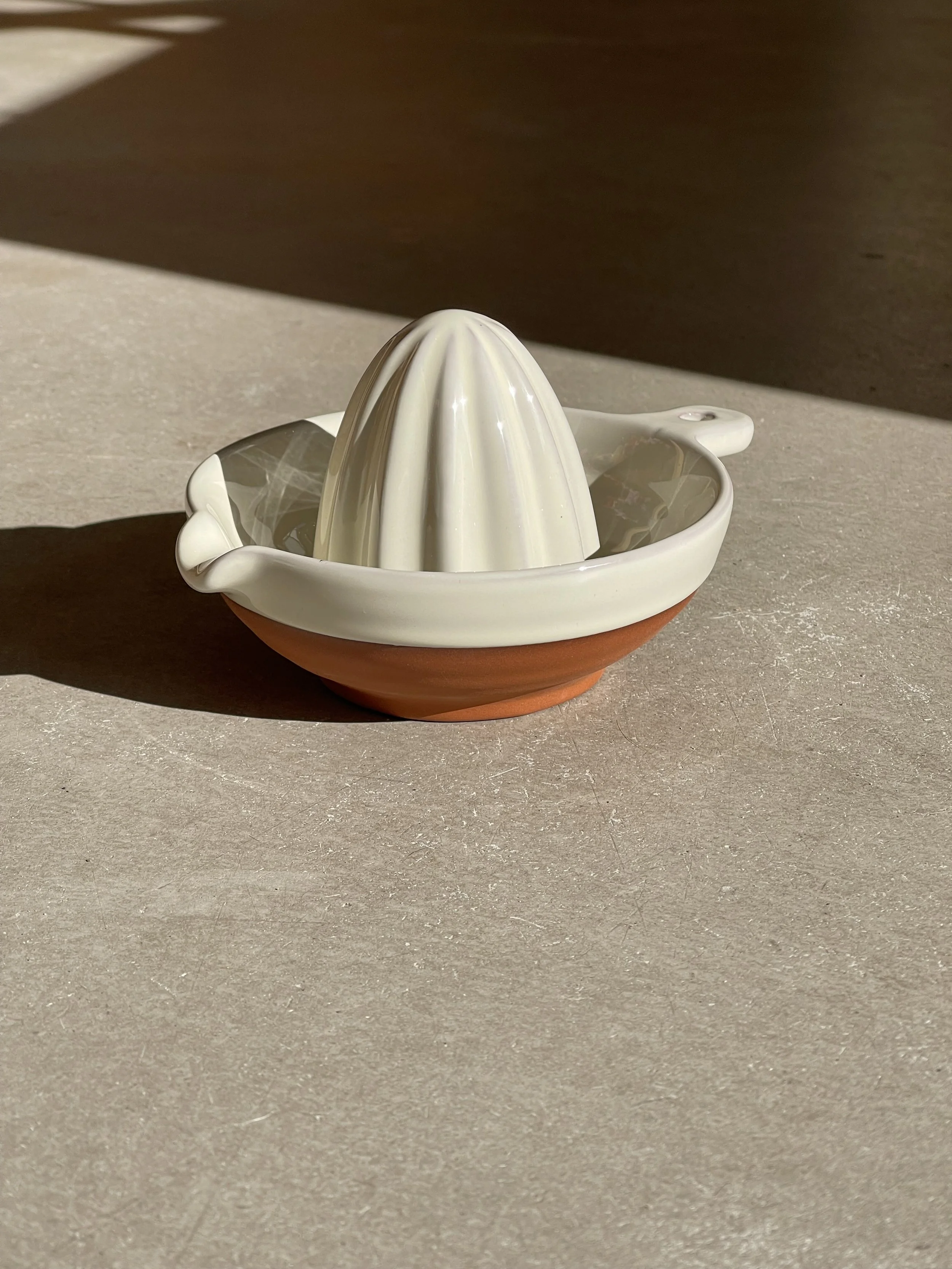 Stone terracotta ribbed juicer