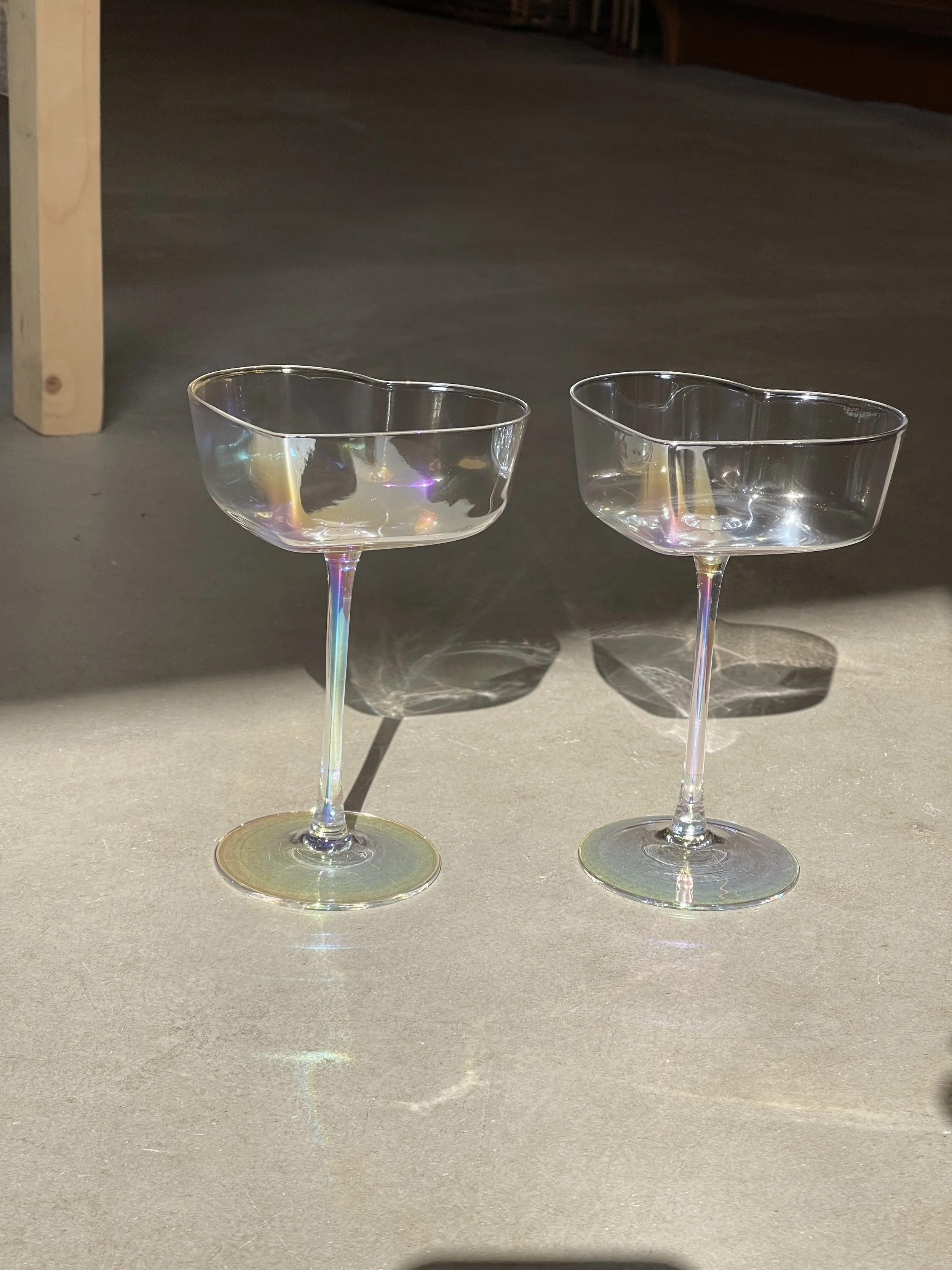 Heart shaped cocktail / champagne coupes with pearly iridescent finish. Perfect for dopamine decor, girly nights or cute tableware. Available in Ruby's Designs Giftshop in Looe, Cornwall.