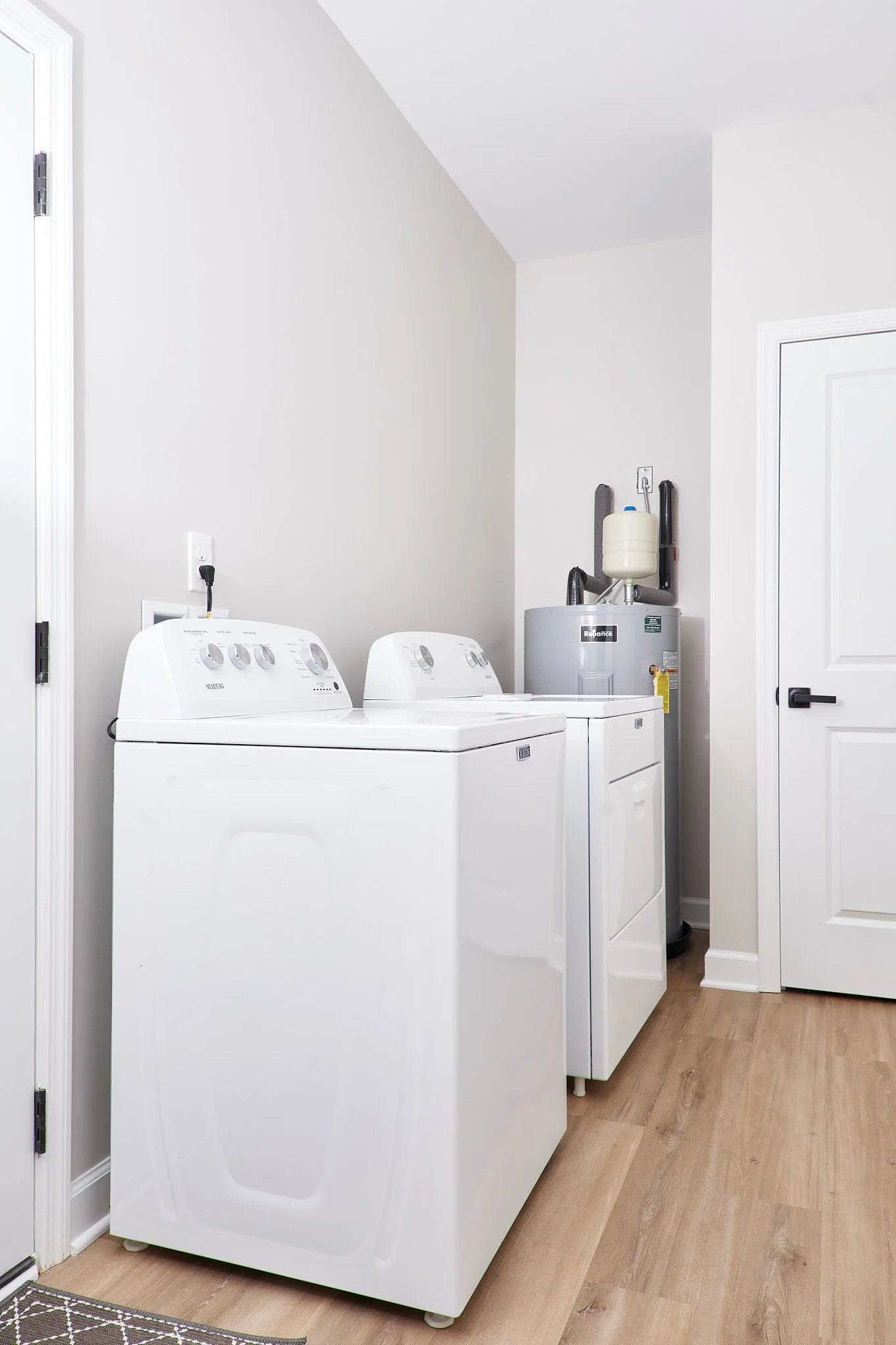 009-INT-WasherAnd Dryer-1.jpg