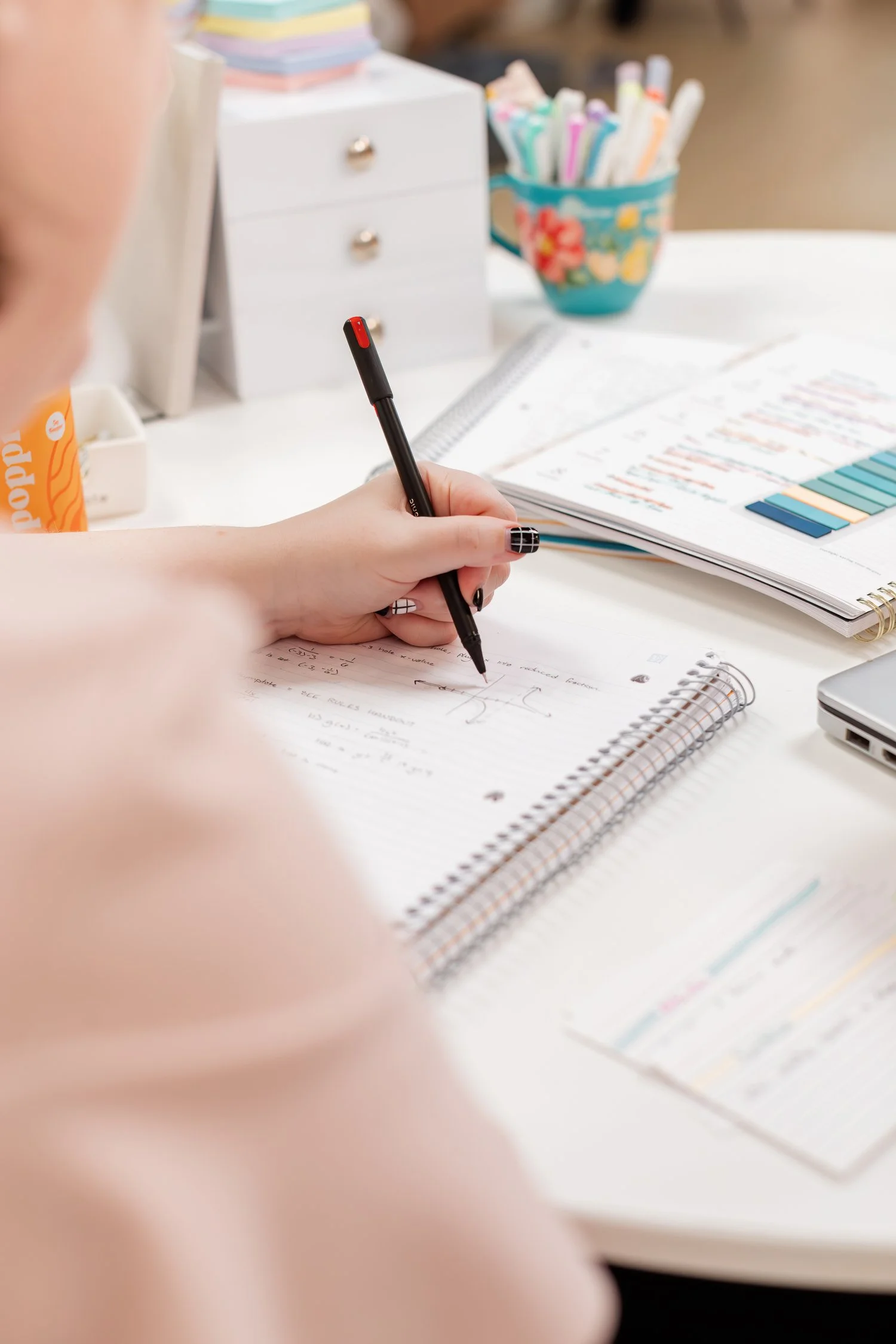 studying and writing in college with happyologie-17.jpg