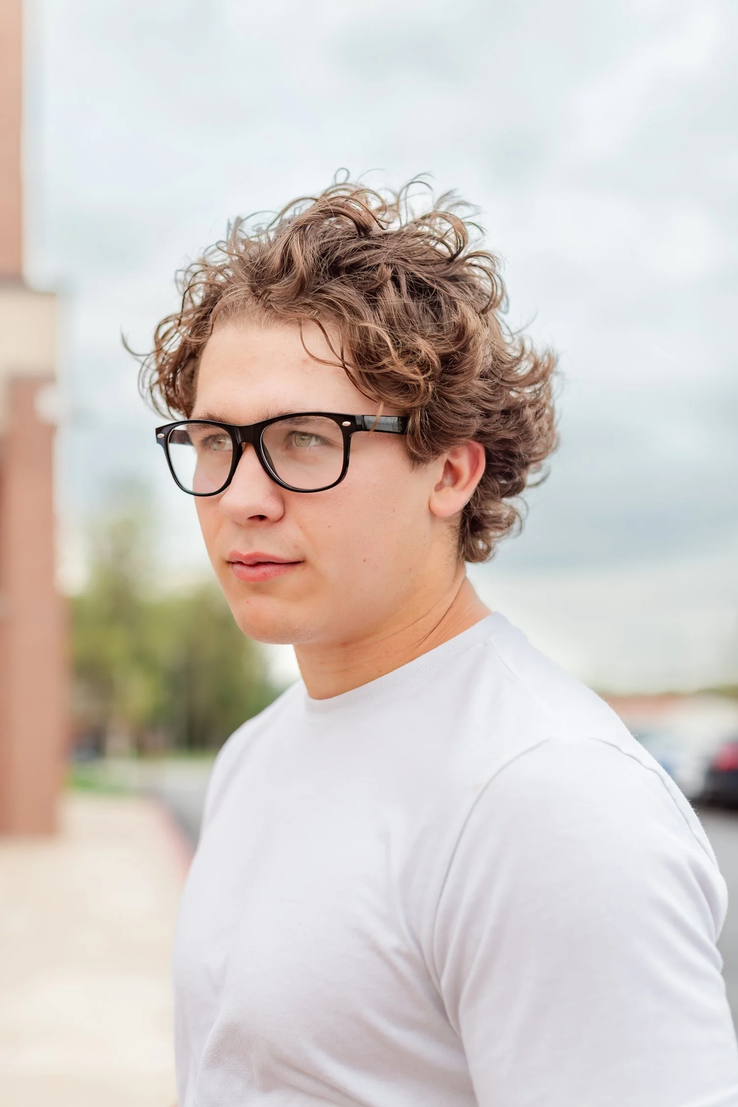 Outdoor Senior Picture Poses for Guys: Natural Ideas