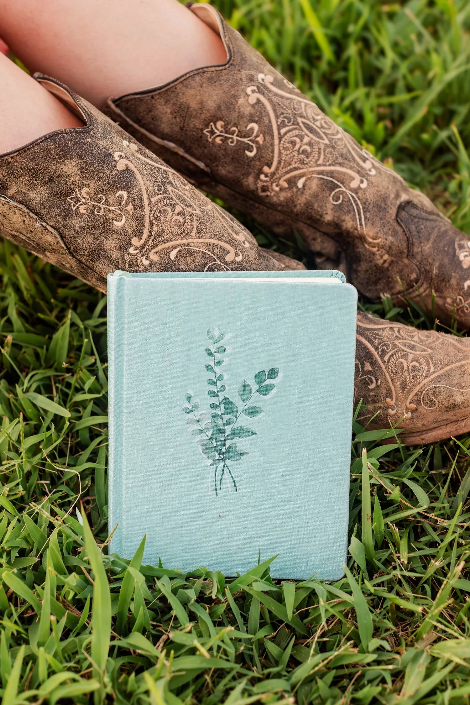 cowboy-boots-senior-pictures-arralyn-bolivar-mo-22.jpg