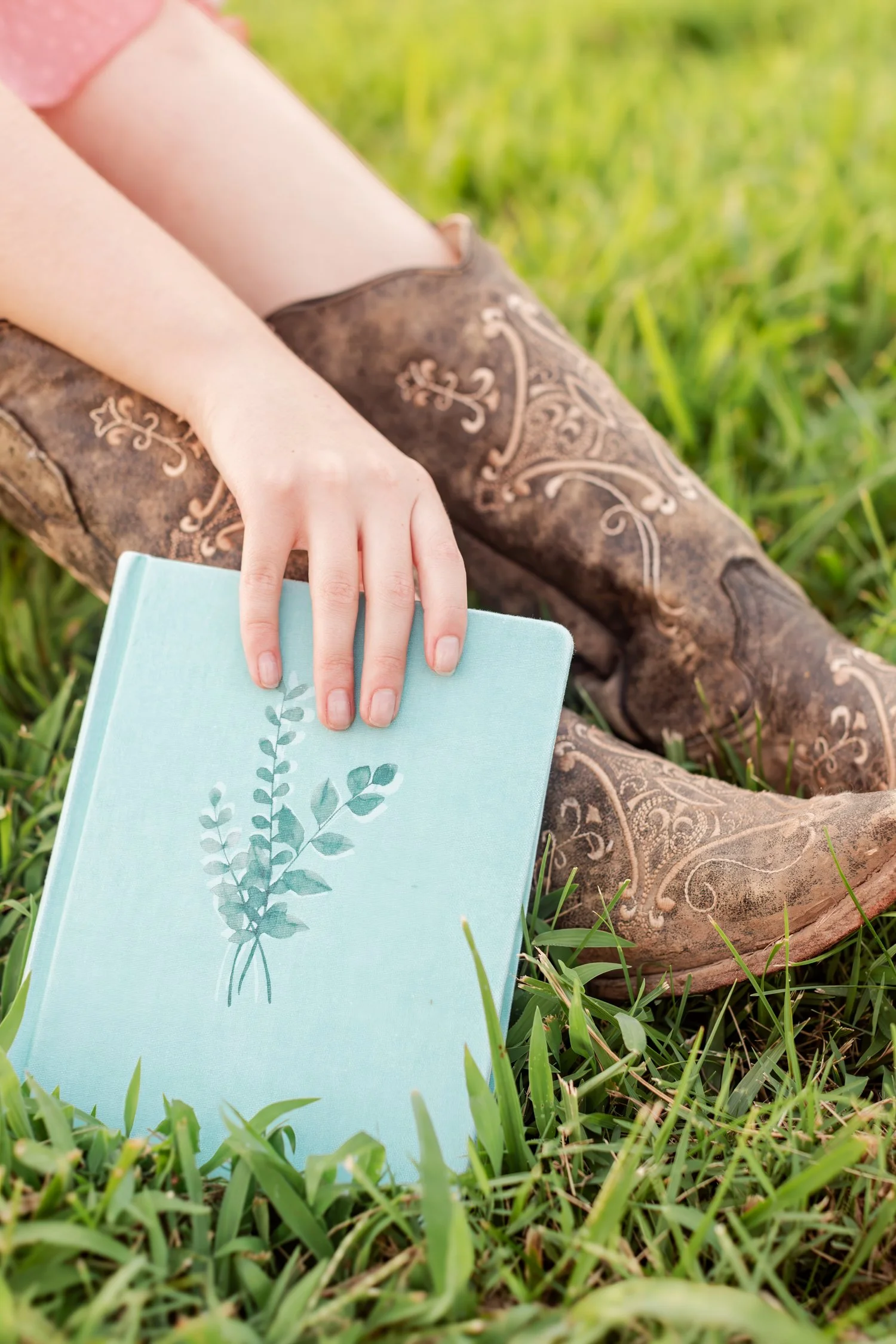 cowboy-boots-senior-pictures-arralyn-bolivar-mo-23.jpg