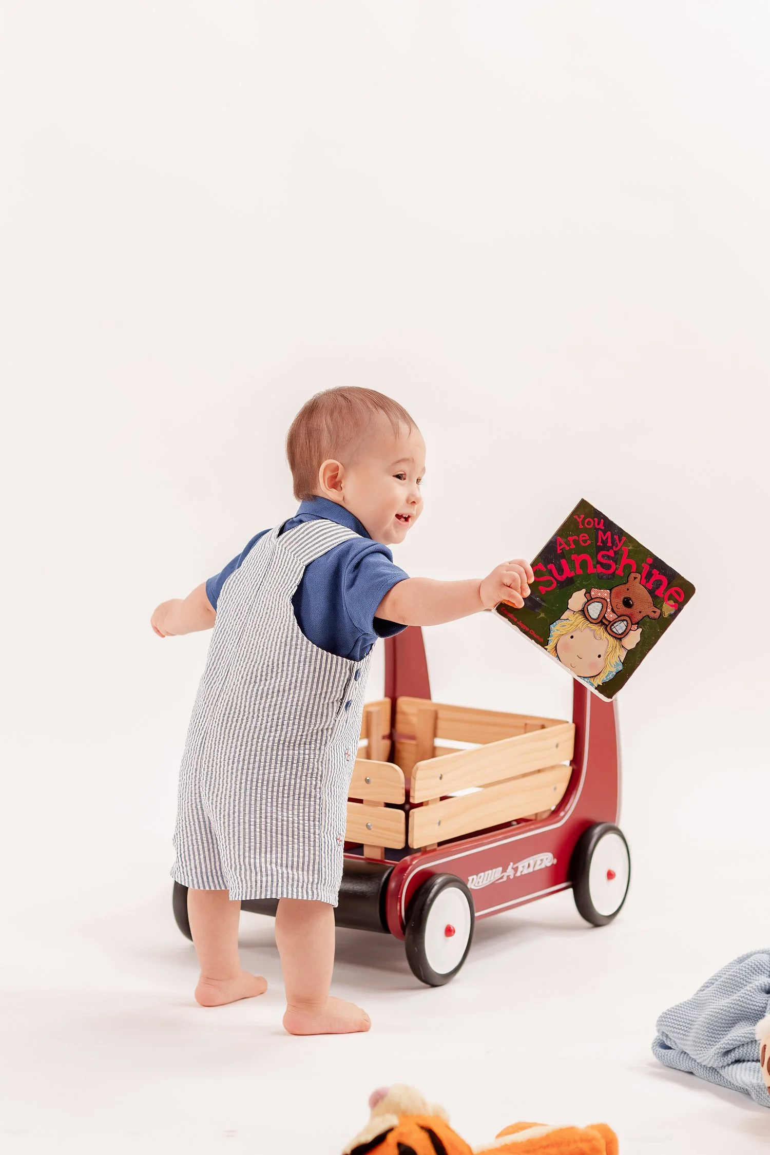 Winston holding his book beside the wagon