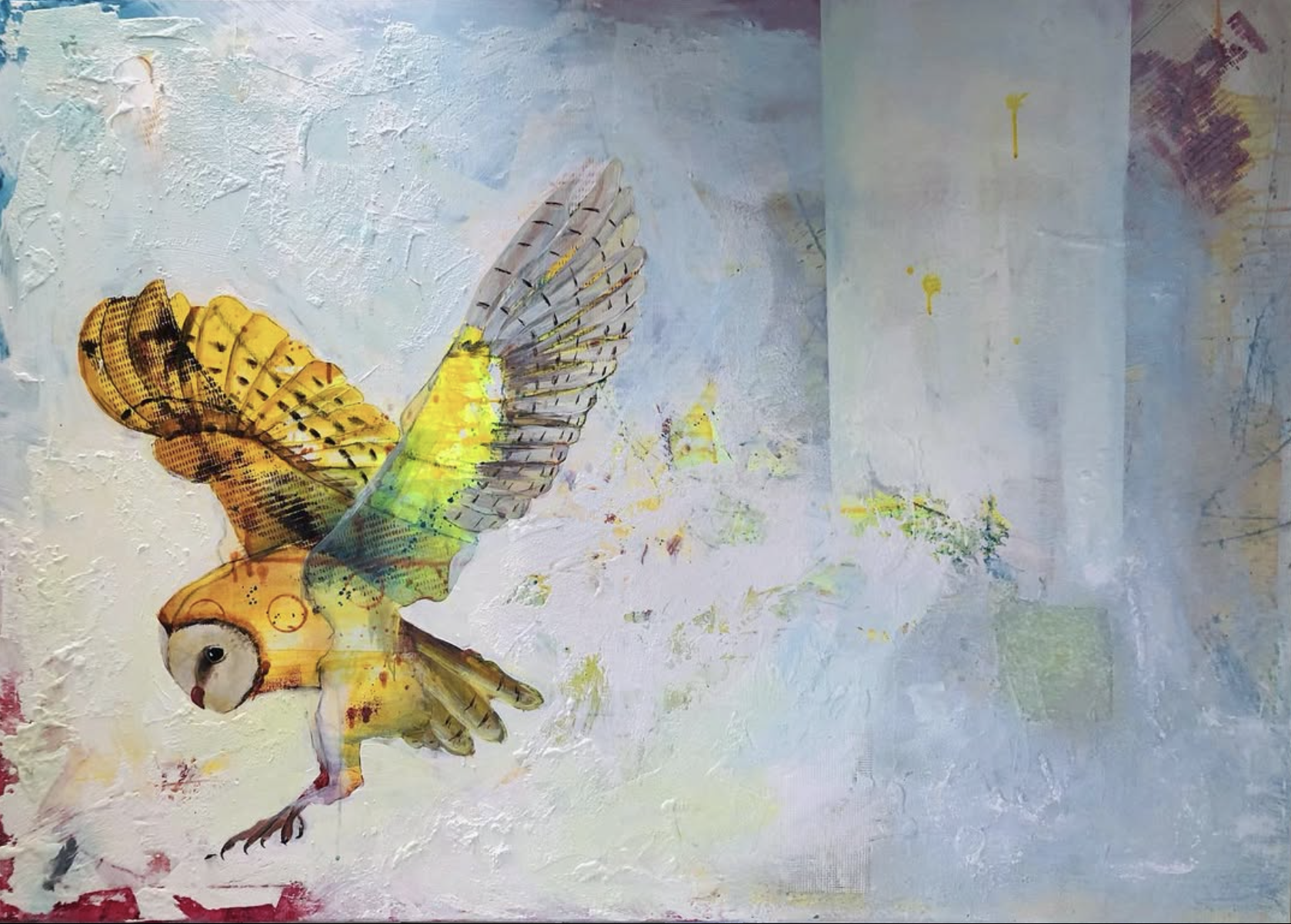 Eine bunte, abstrakte Wandmalerei eines Vogels mit einem menschlichen Kopf und Flügeln, umgeben von Pastellfarben und Texturen.