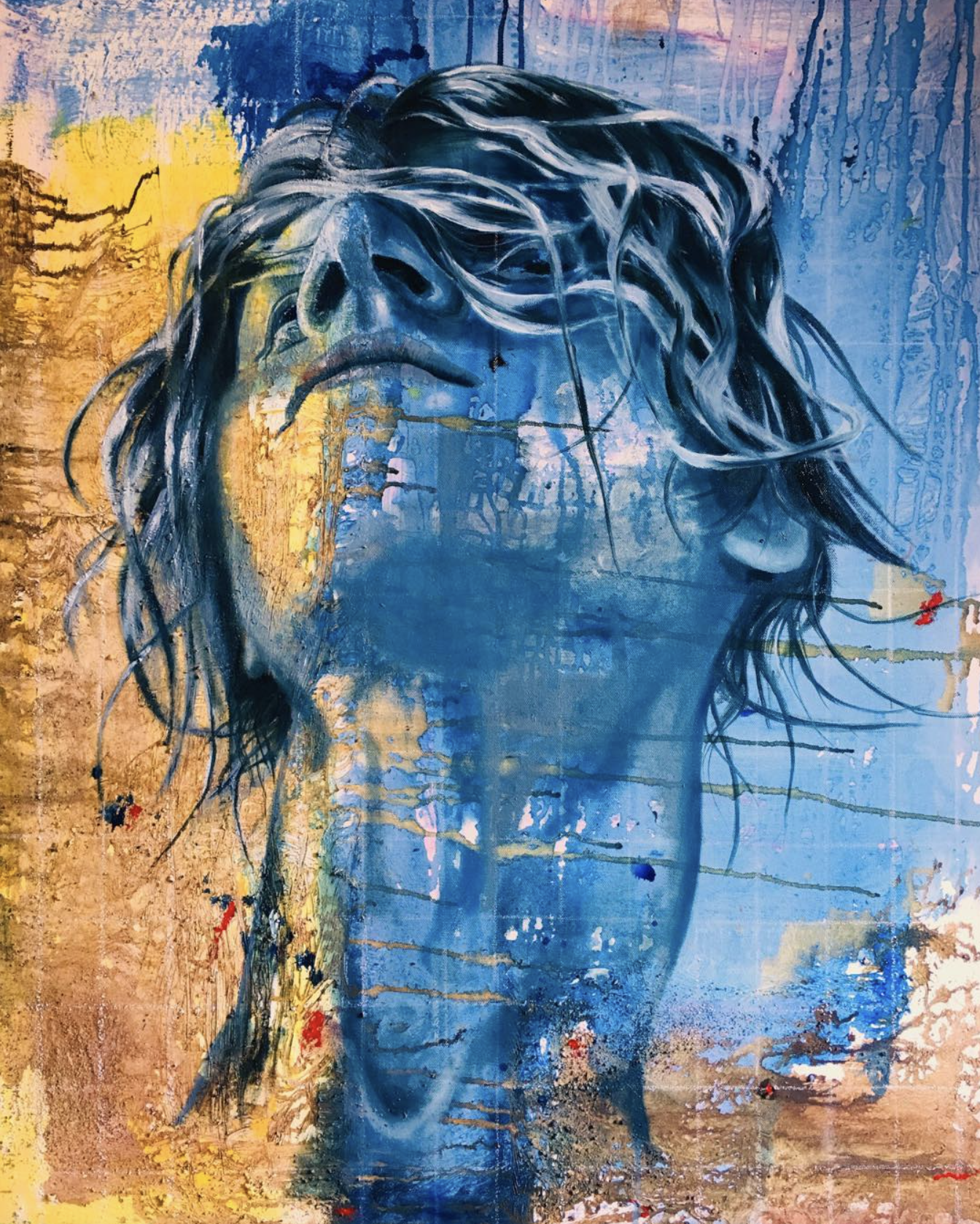 Abstrakte Street Art Wandmalerei mit blauer Frauenporträt in minutiöser technik, kombiniert mit wildem Farbauftrag in Orange, Gelb, und Rot, mit Wassertropfen und Spritzern