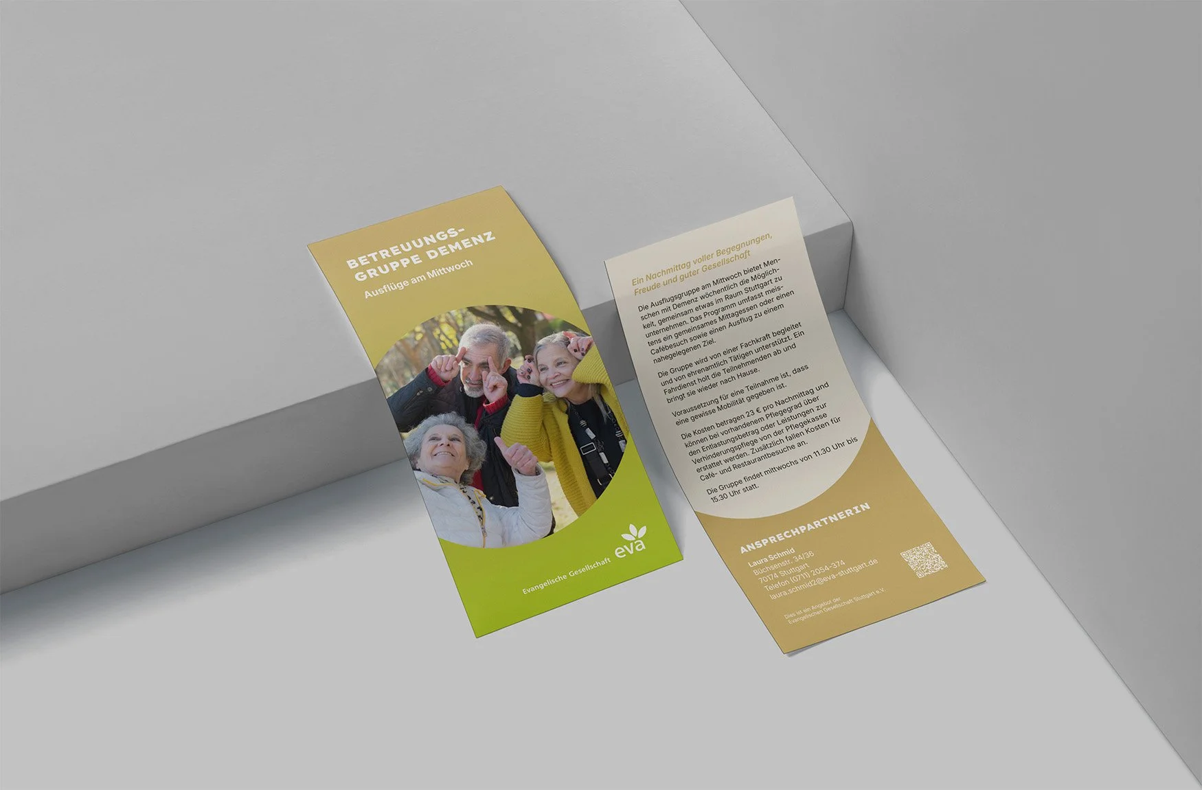 Flyer für die Betreuungsgruppe Demenz mit Bild von lächelnden älteren Menschen im Freien und Text in Deutsch