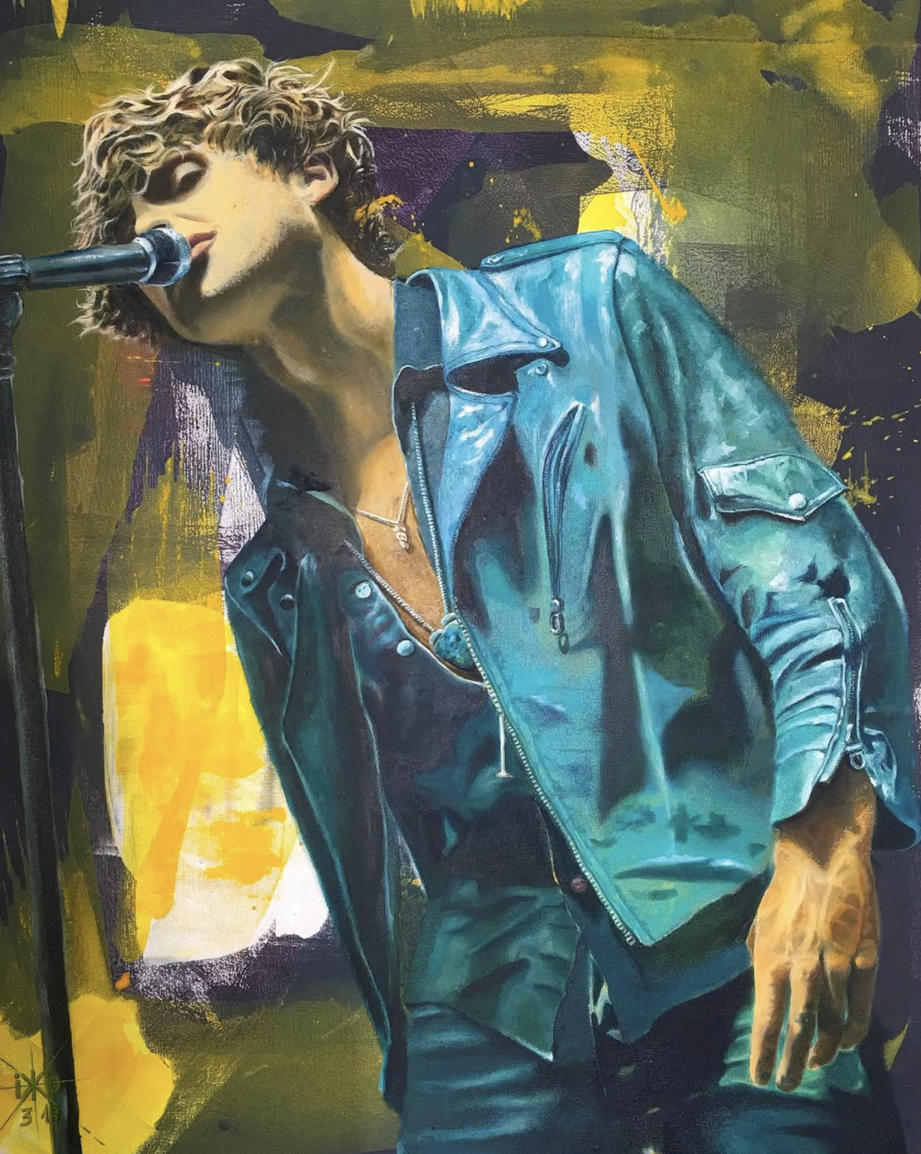 Gemälde eines jungen Mannes mit lockigem Haar, der einen Mikrofon singend oder sprechend hält, trägt eine blaue Lederjacke vor einem bunten, abstrakten Hintergrund.