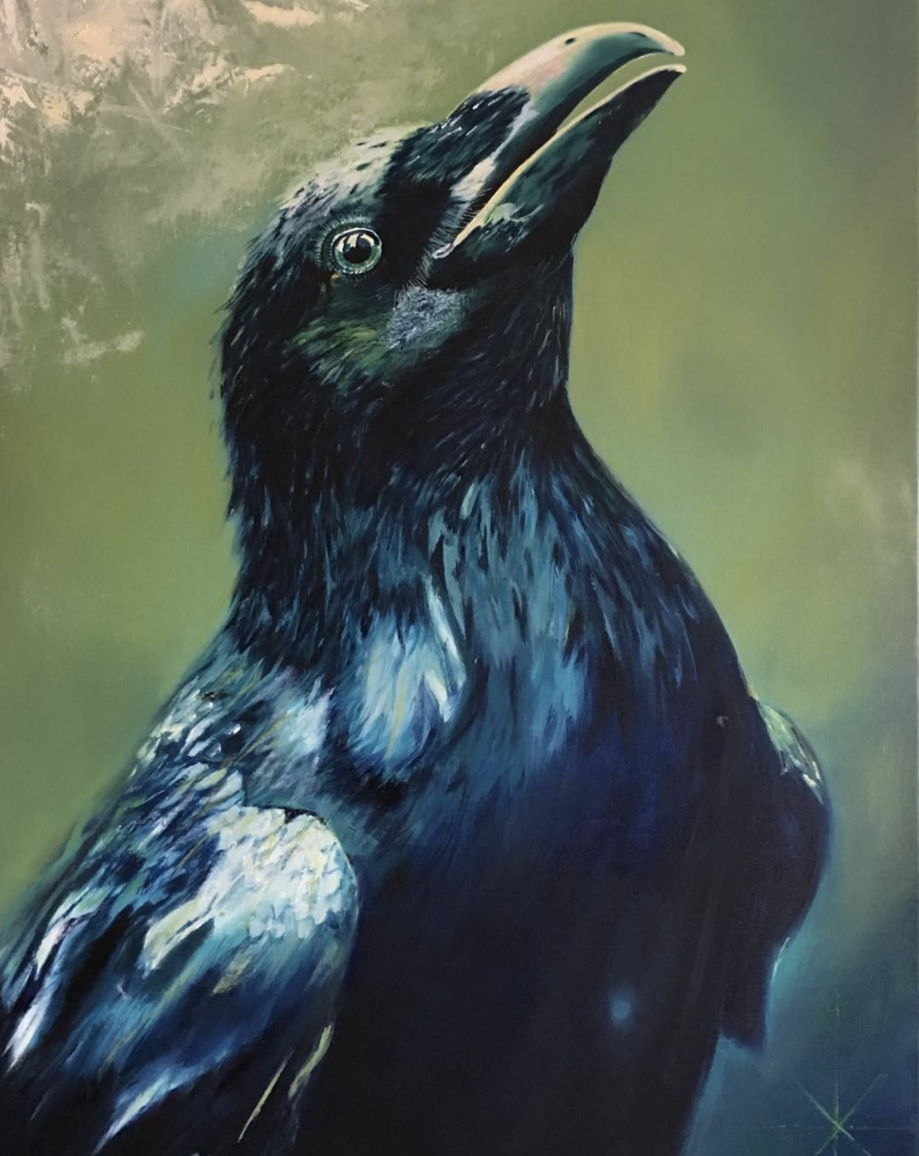 Gemalter Rabe mit schwarzem Gefieder und grünen und blauen Akzenten auf einem grünen Hintergrund.