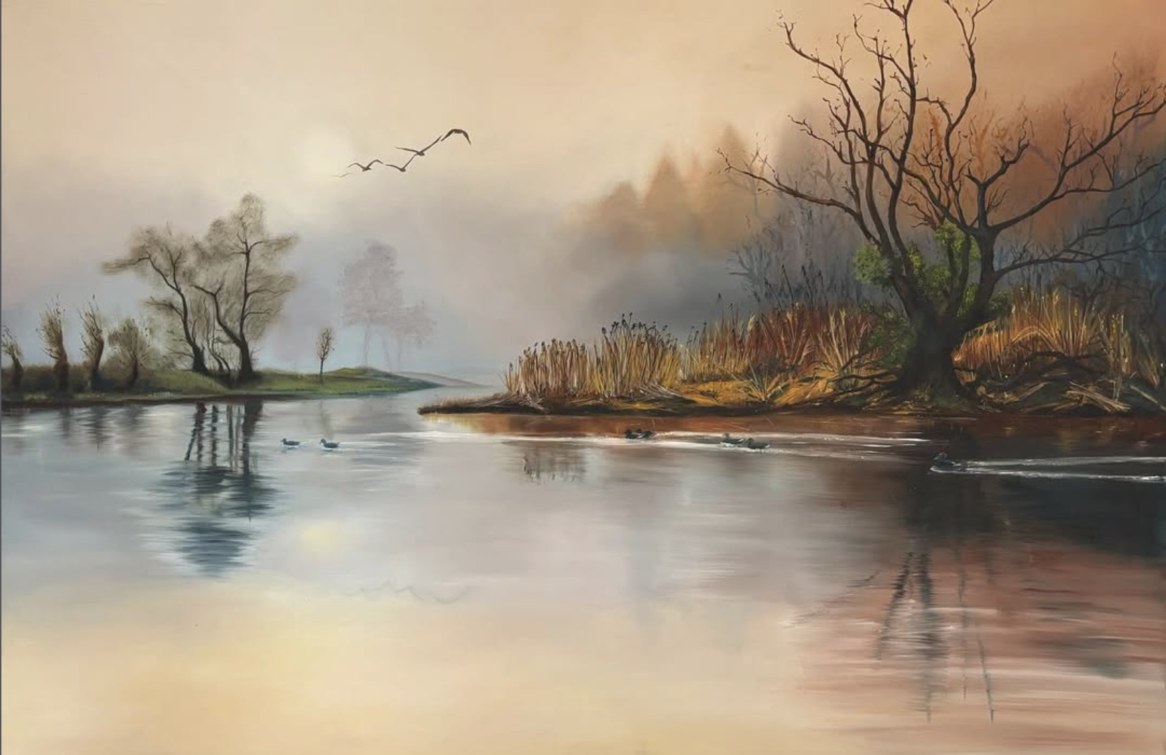 Landschaftsbild eines Flusses mit Bäumen an den Ufern, einige Vögel fliegen am Himmel, die Farben deuten auf einen Herbsttag hin.