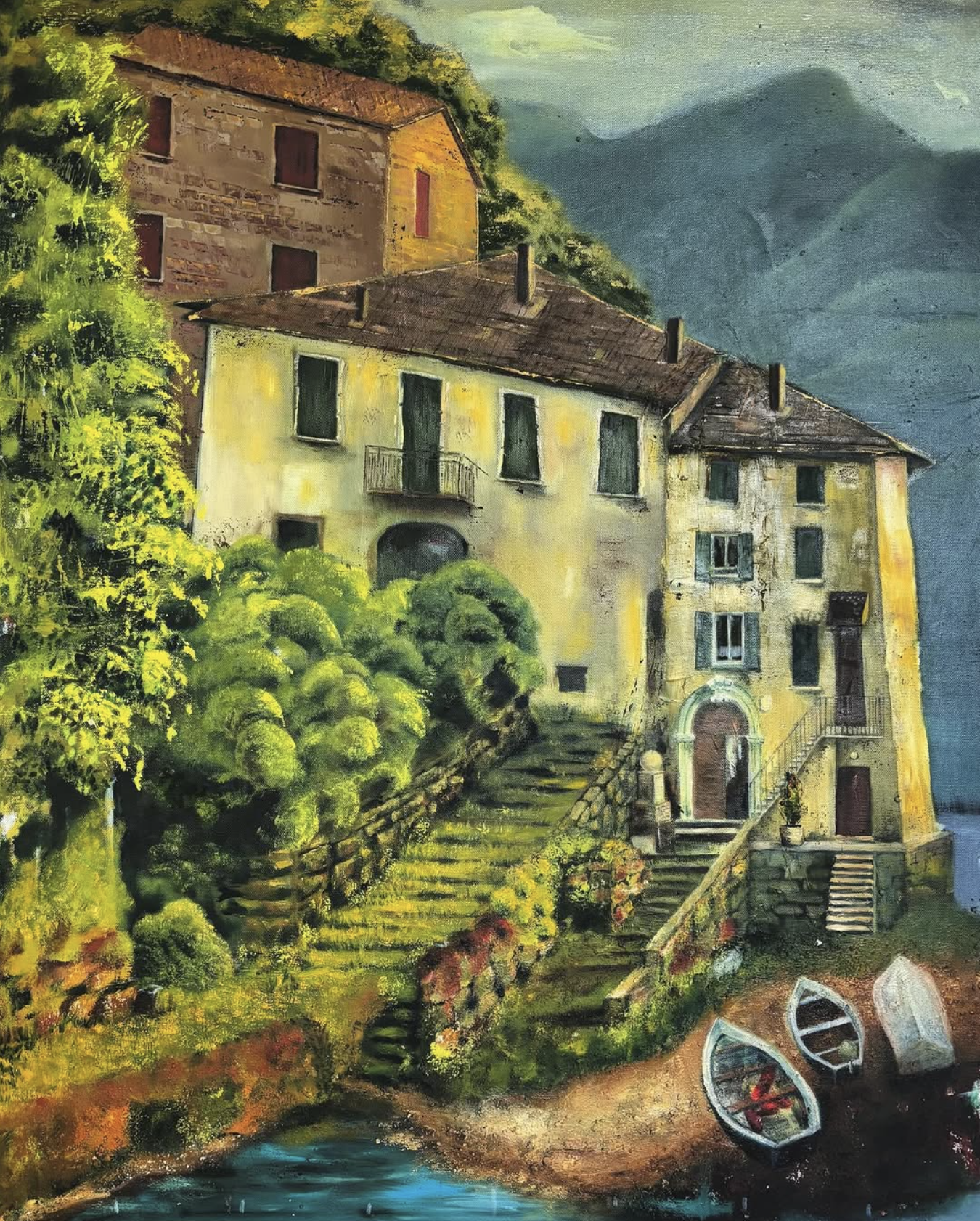 Ein malerisches Haus an einem steilen Hang mit Garten, Treppen und drei Boote am Wasser, vor dunklen Bergen bei Sonnenuntergang.