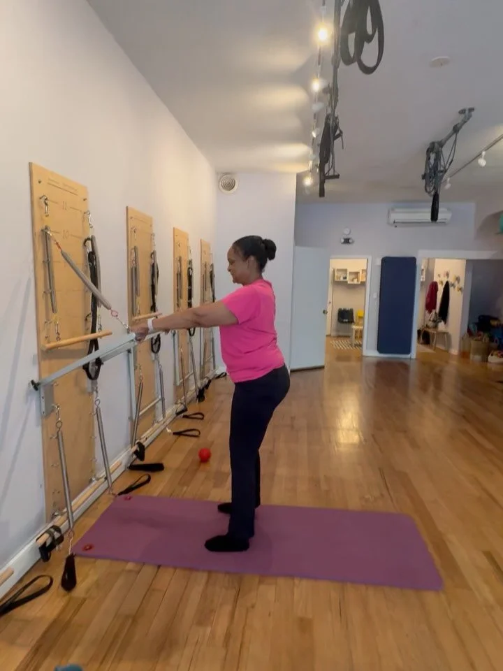 (Sound on to hear me talk to her) 

Meet my 1:1 client, Linda!!
She&rsquo;s the whole inspiration for my knee workshop - she came to the Enchanted Anatomy workshop on the spine last year and said &ldquo;next is knees!&rdquo;

Linda is hypermobile, wa
