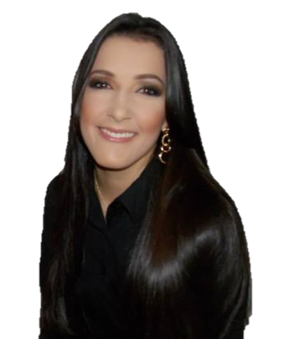 Mulher sorridente com cabelo longo e escuro, usando brincos dourados, vestindo uma blusa preta, com fundo preto.