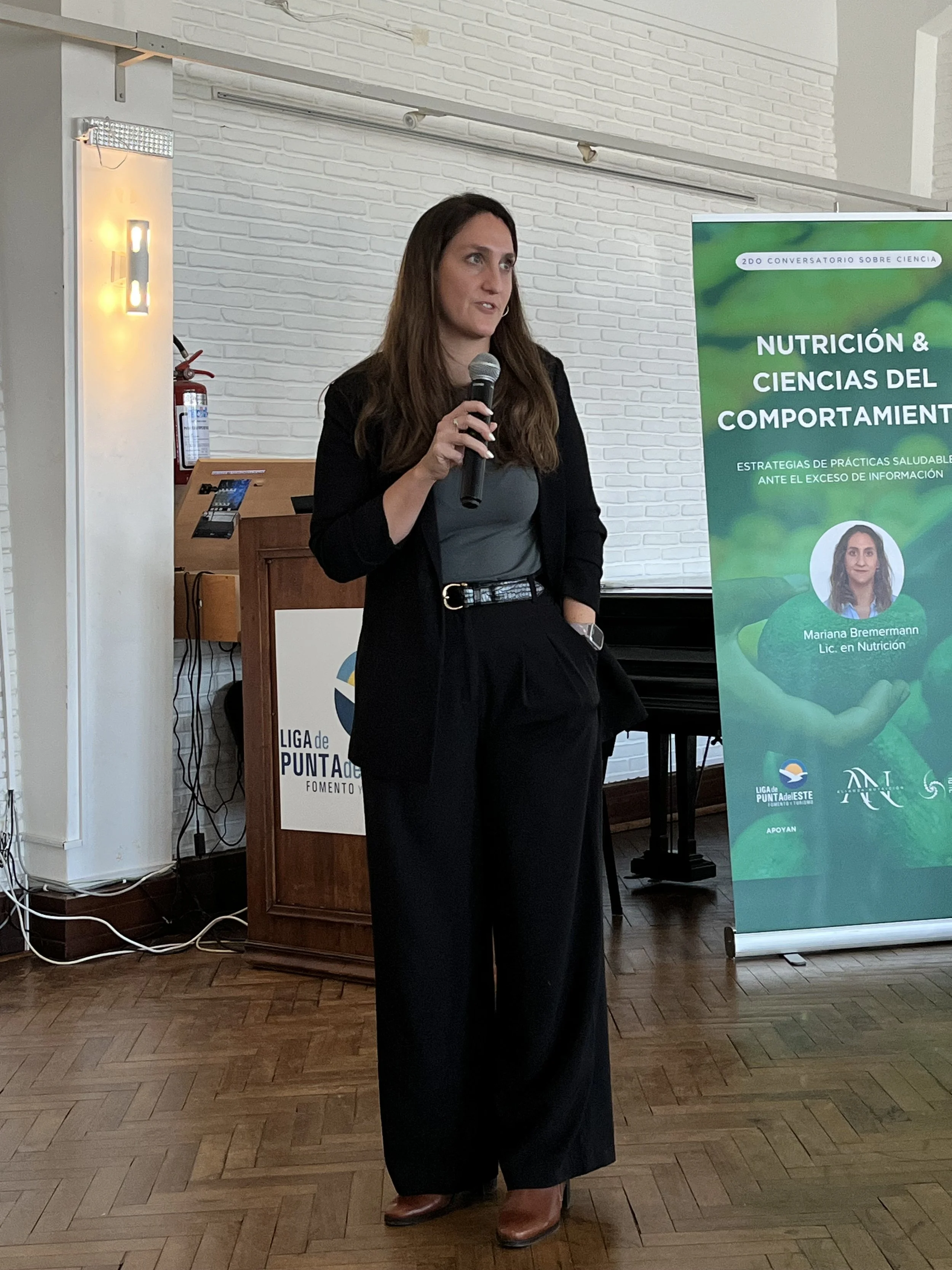 xperto-nutricionista-puntaldeleste-conferencia-podio