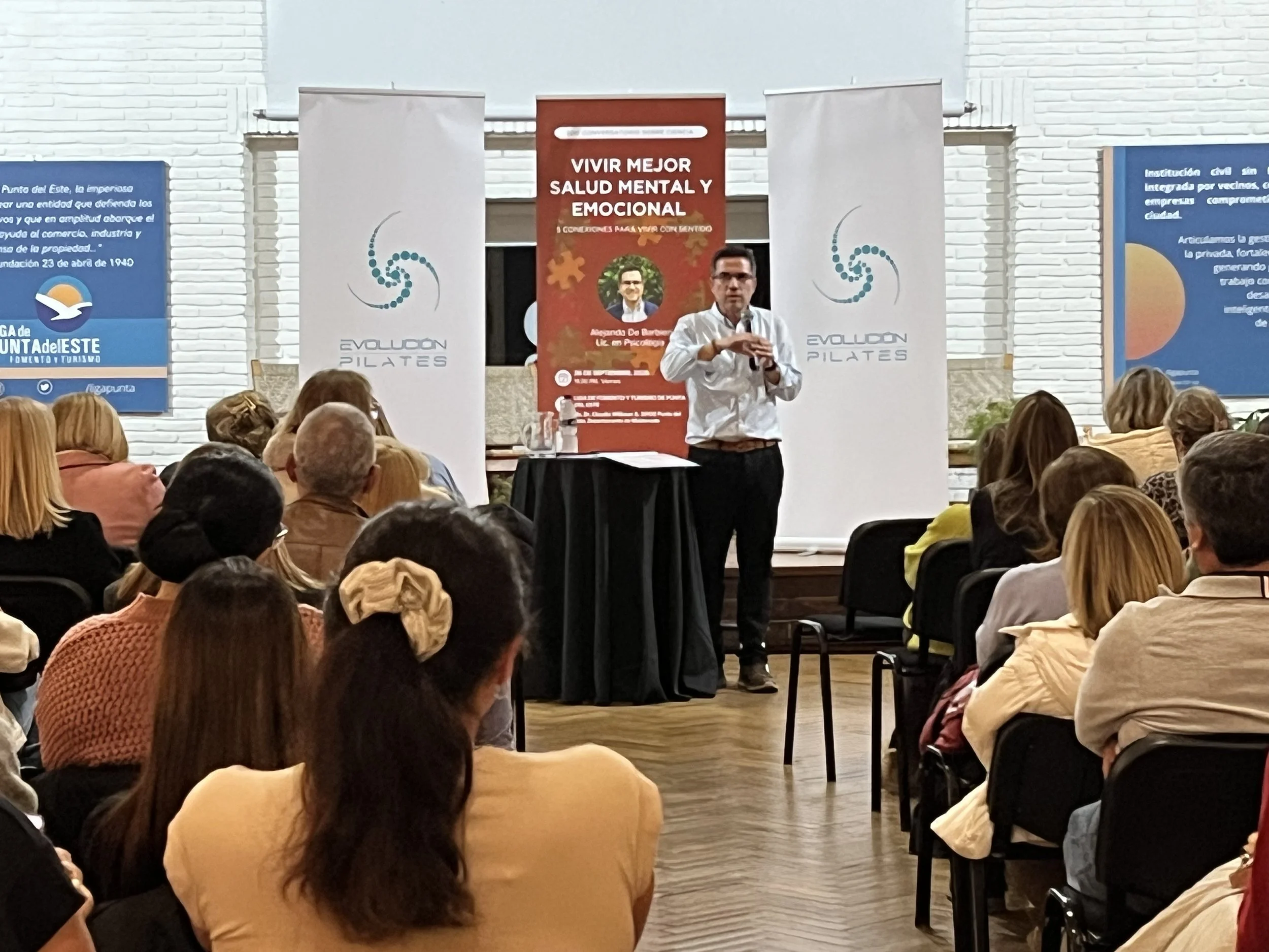 Charla por Alejandro de Barbieri, escritor, psicologo y conferencista, organizada por Evolucion Pilates, en Punta del Este, Uruguay
