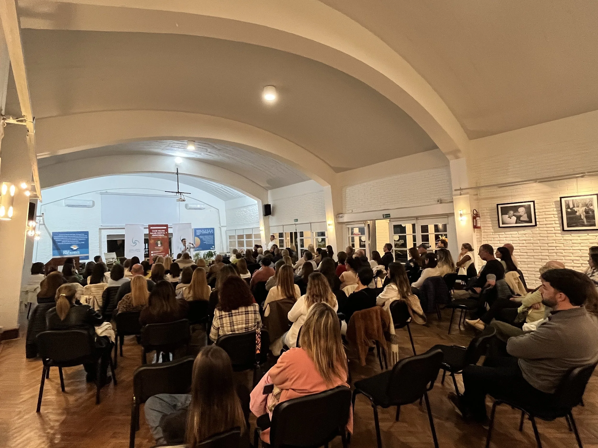 Charla por Alejandro de Barbieri, escritor, psicologo y conferencista, organizada por Evolucion Pilates, en Punta del Este, Uruguay