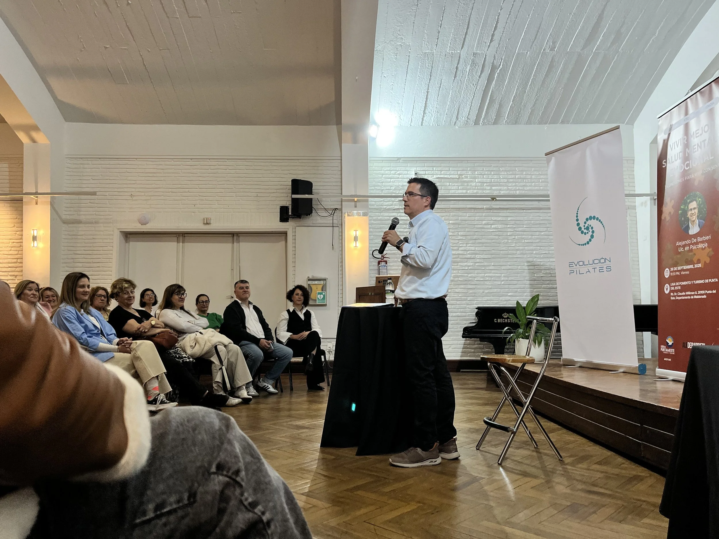 Charla por Alejandro de Barbieri, escritor, psicologo y conferencista, organizada por Evolucion Pilates, en Punta del Este, Uruguay