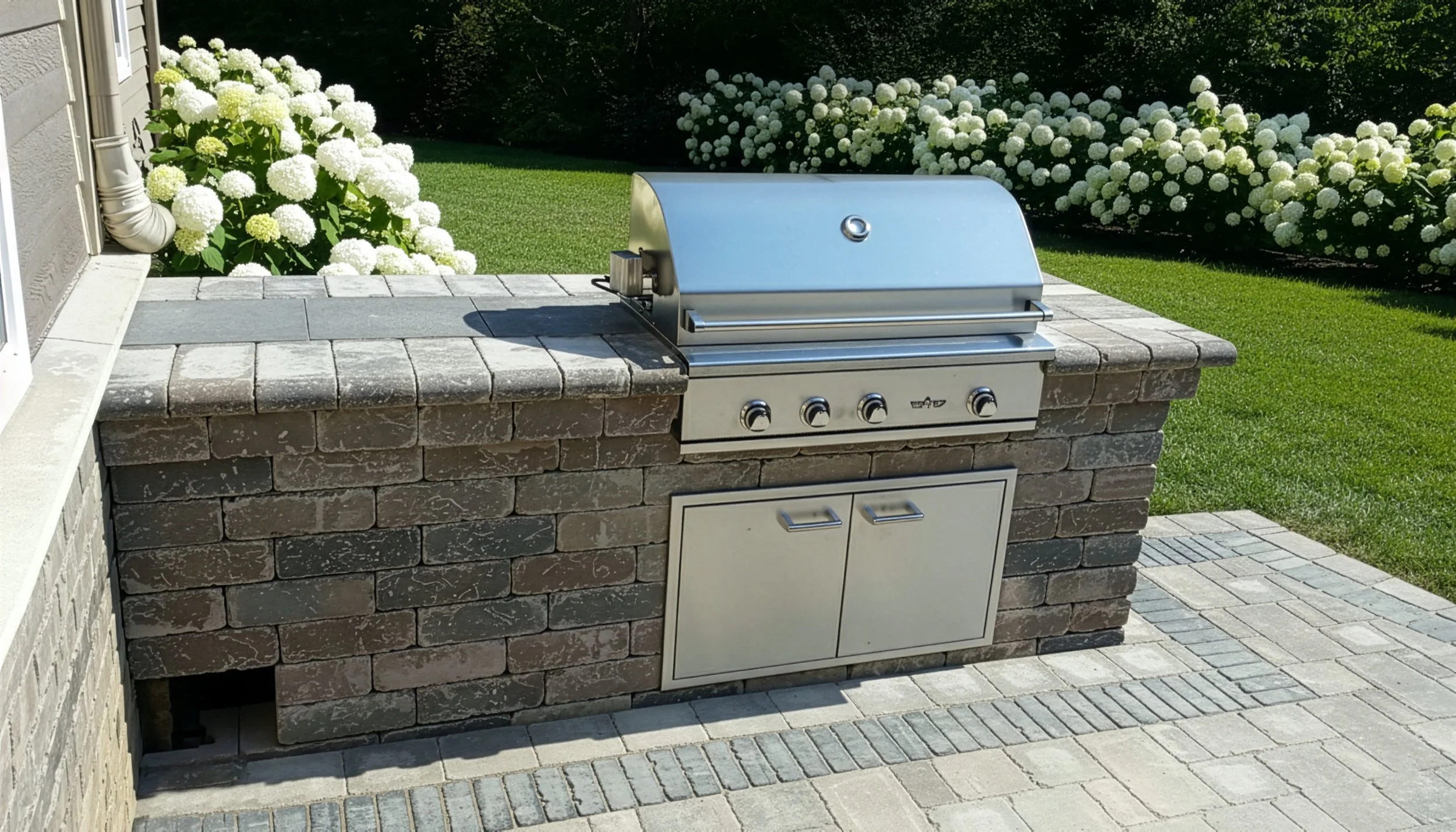 Kitchen with landscaping.jpg