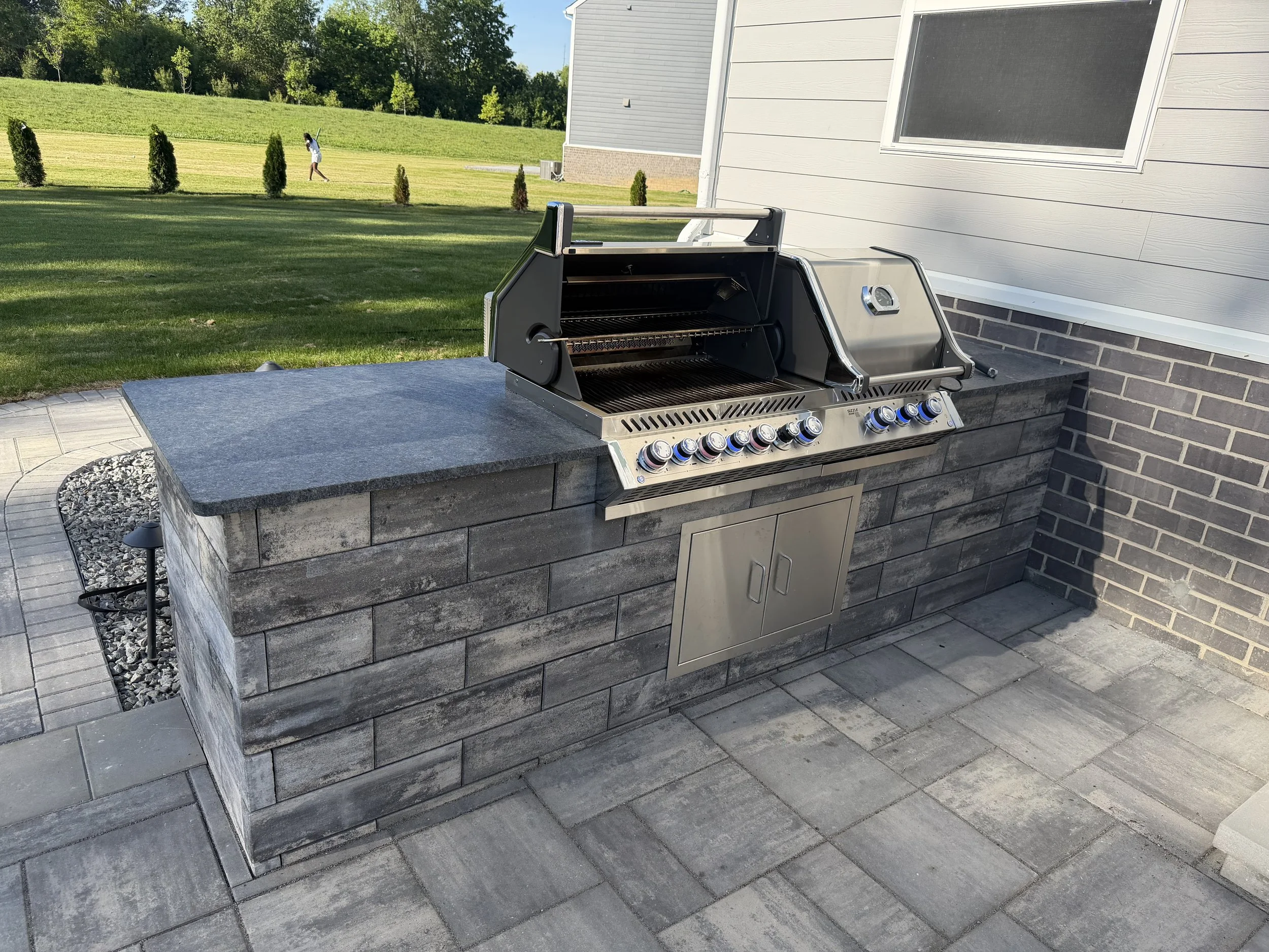 Outdoor kitchen built-in grill