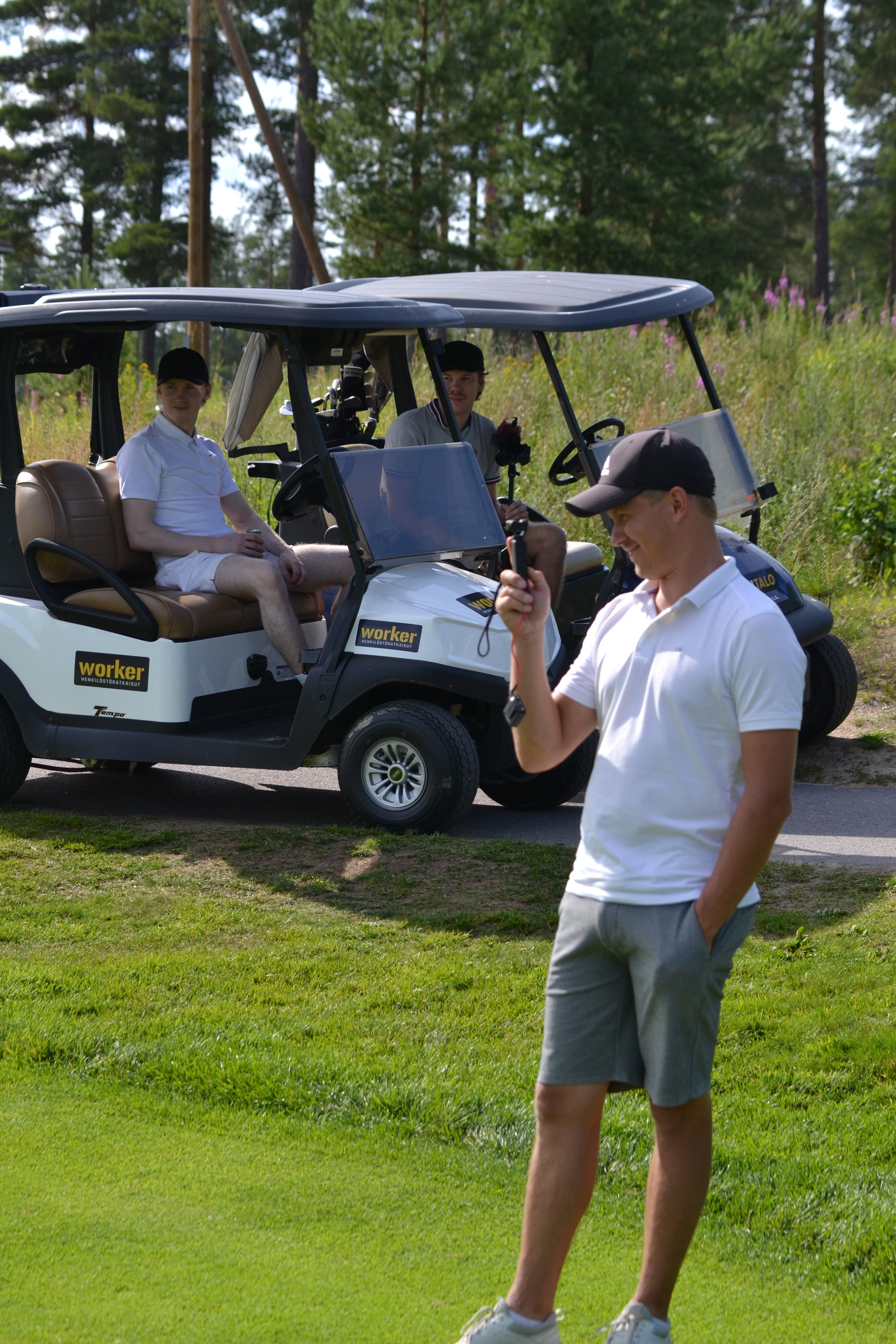 Niinigolf-yhteisö golfkentällä kuvauspäivänä – kilpailullinen golf ja YouTube-tuotanto