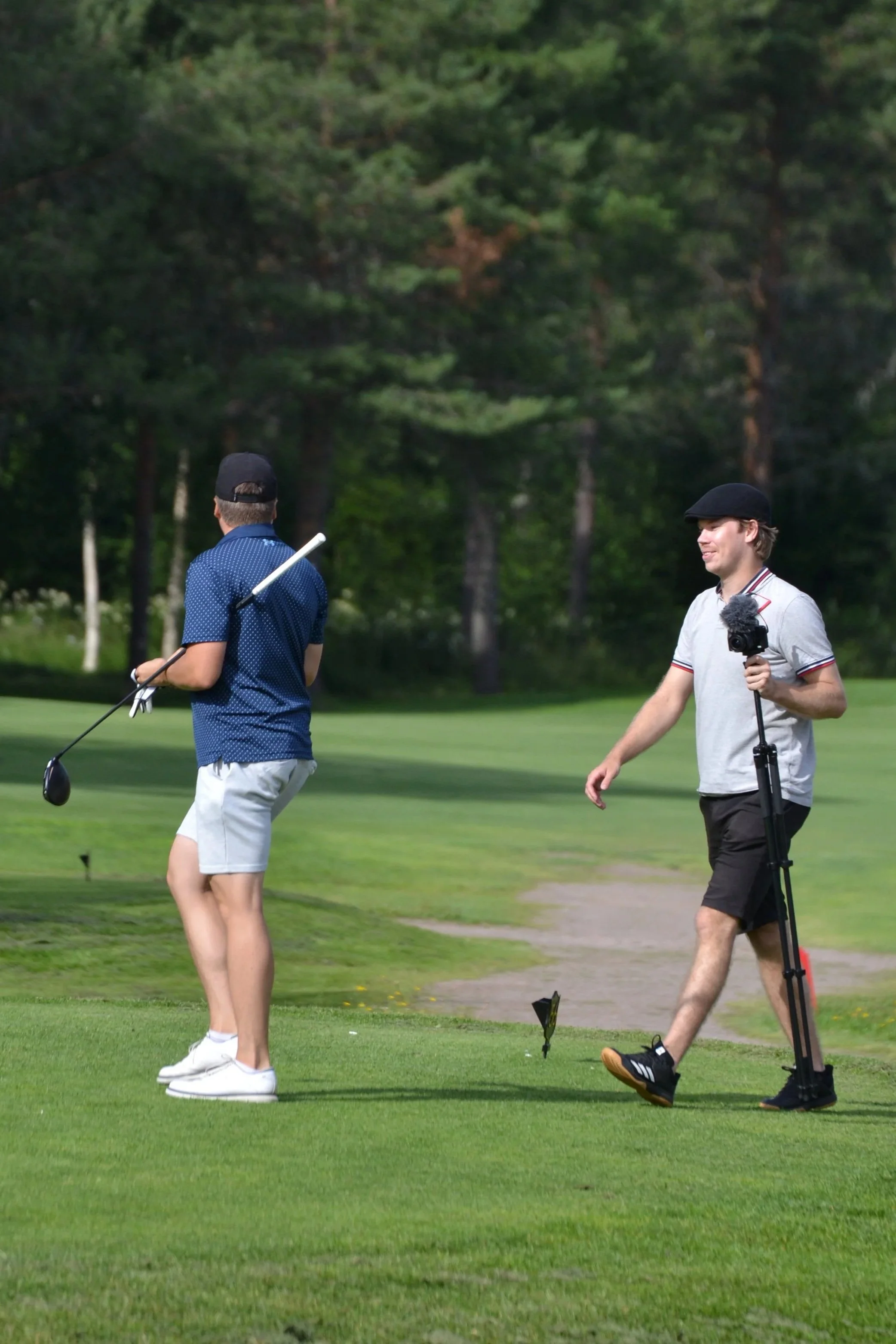 Niinigolf-tiimi kuvaamassa golfkierrosta – kilpailullinen golfmedia Suomessa
