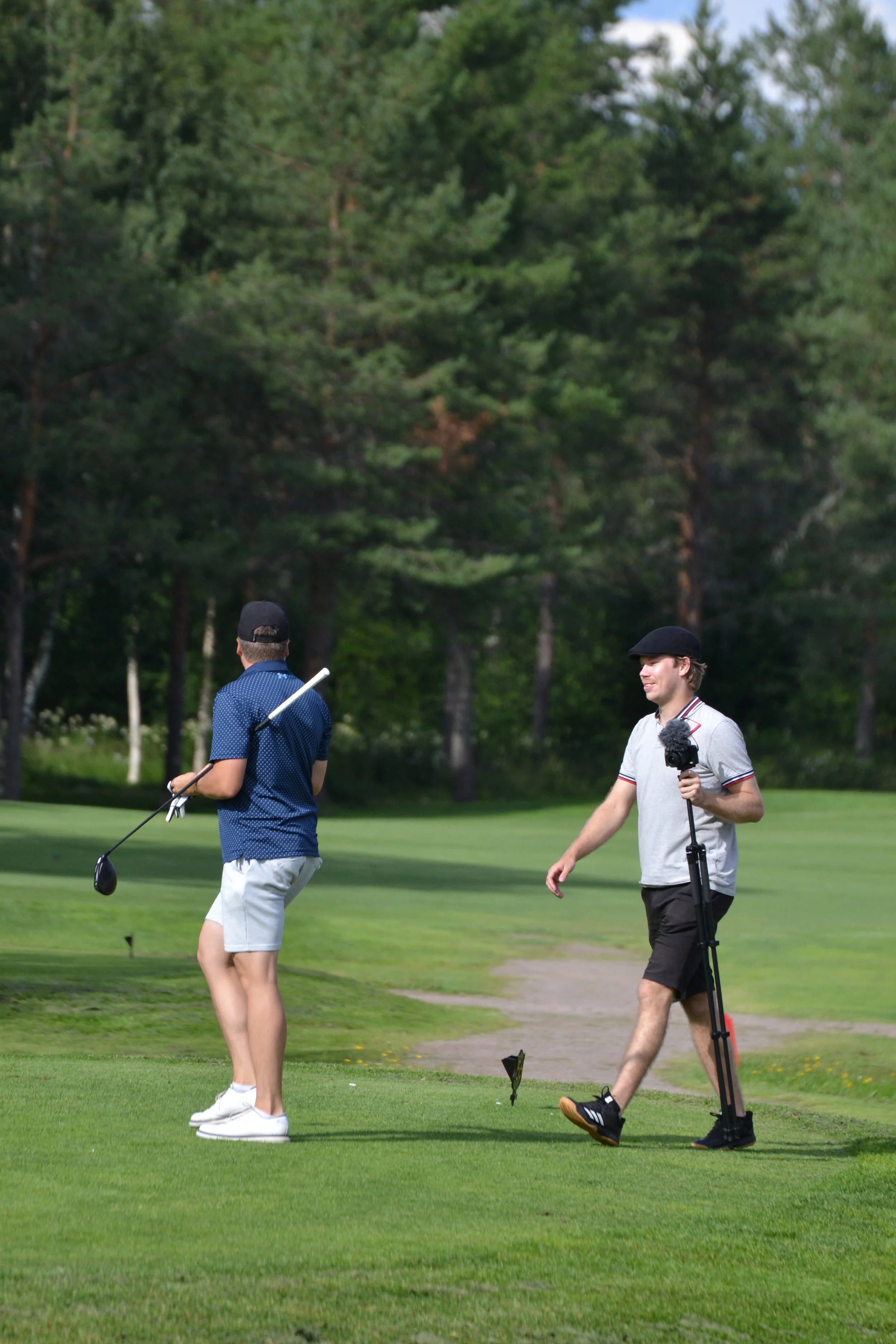 Niinigolf-tiimi kuvaamassa golfkierrosta – kilpailullinen golfmedia Suomessa
