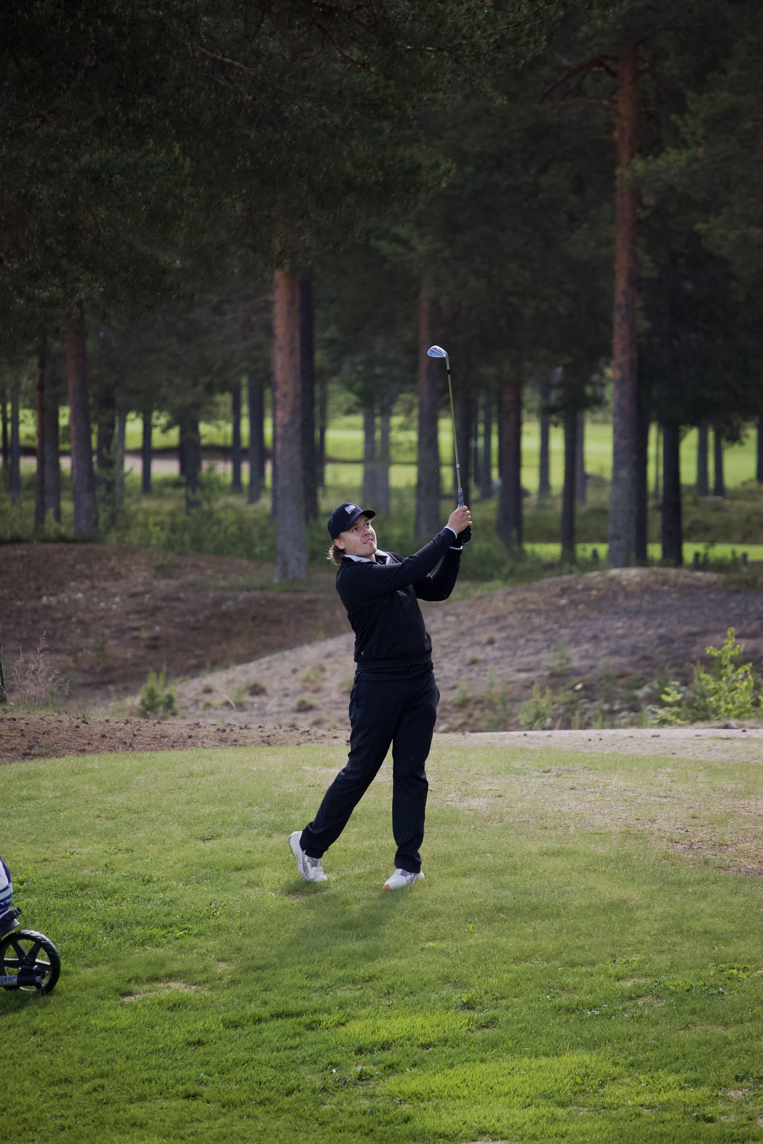 Niinigolfin CFO Joonas lyö rautalyöntiä suomalaisella golfkentällä – kilpailullinen golf ja Comeback 2026