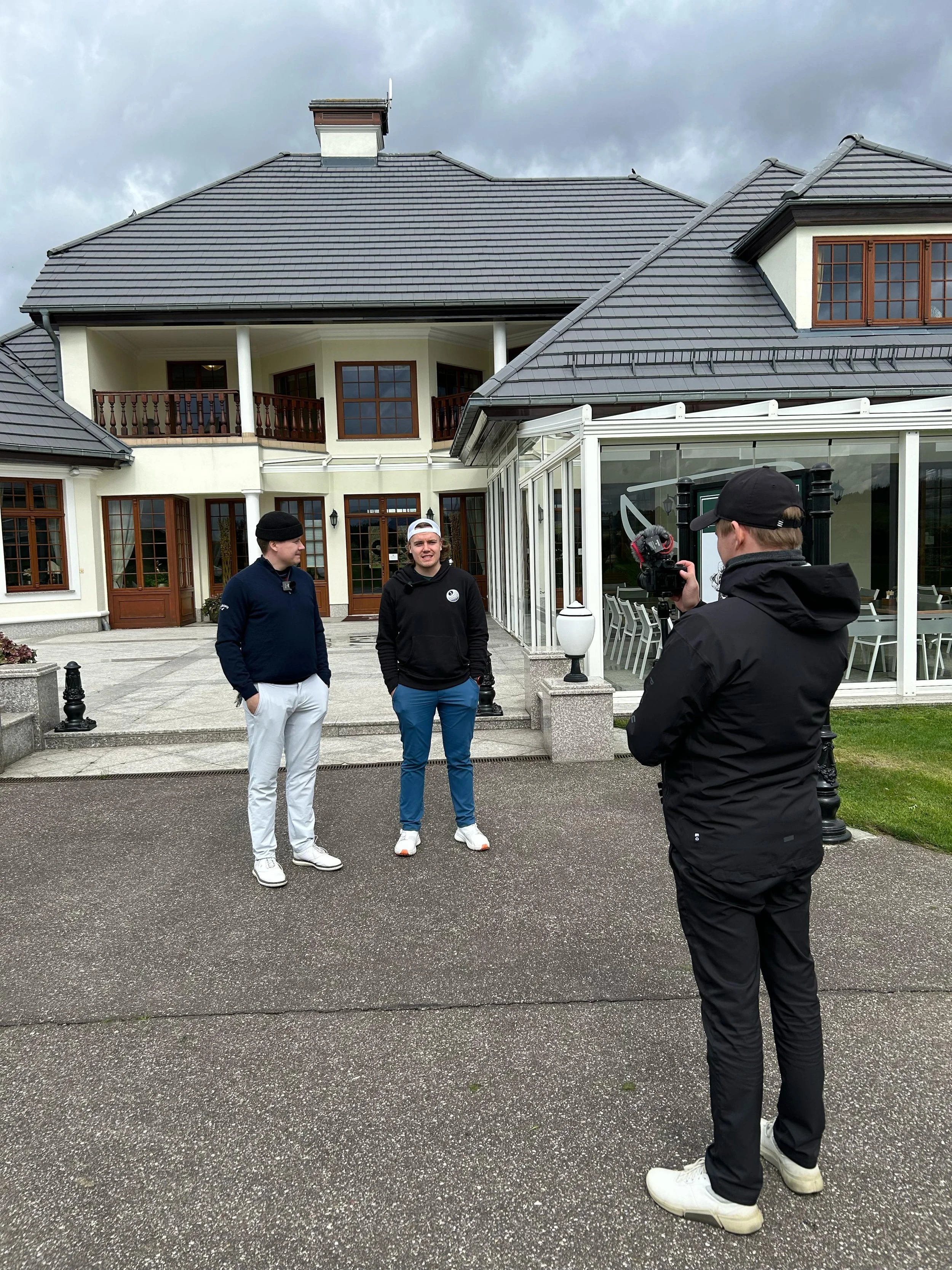 Niinigolf-tuotantotiimi kuvaamassa golfjaksoa suomalaisella golfklubilla – kilpailullinen golfmedia ja YouTube-sisältö