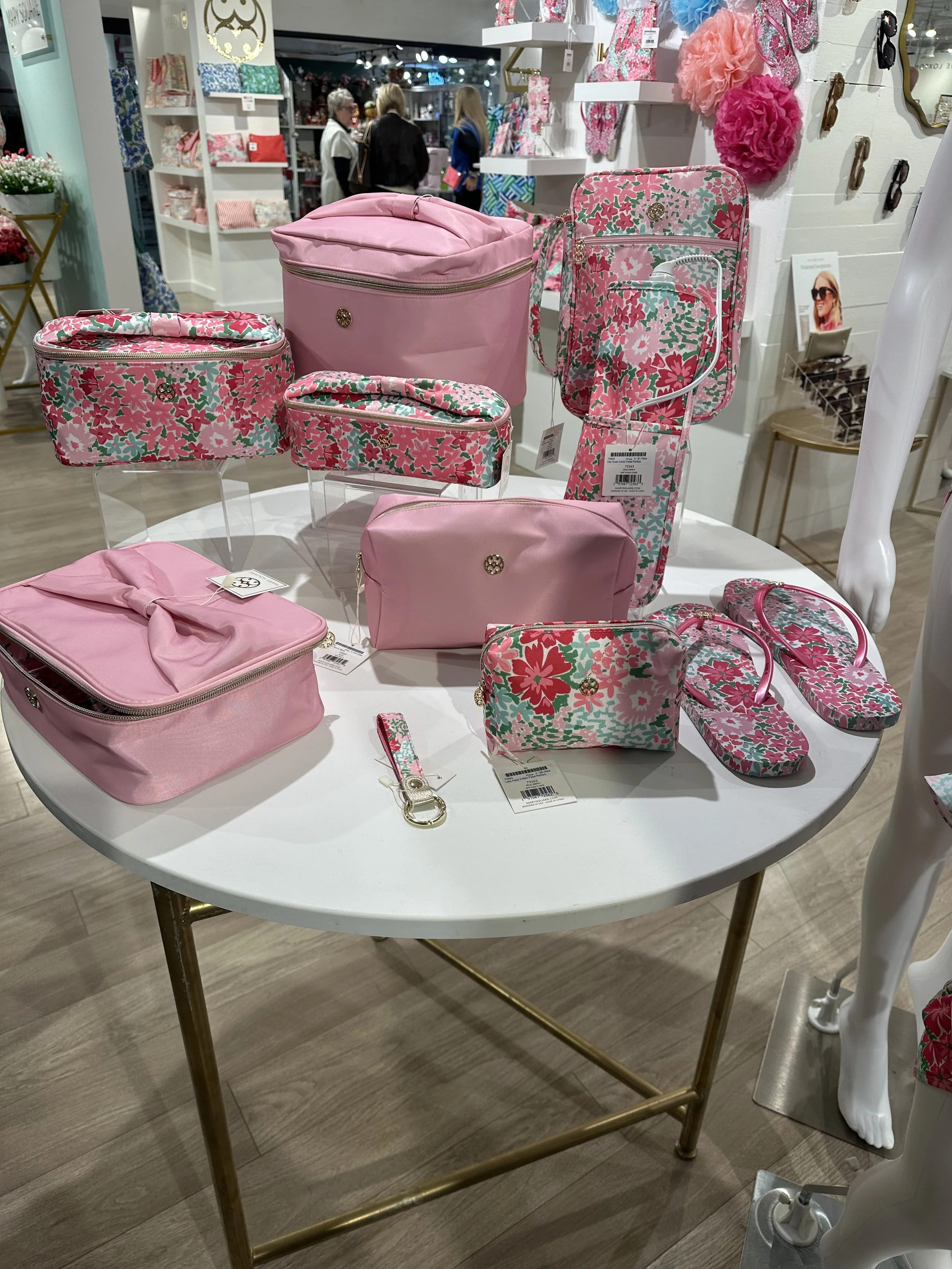 For our ladies that love Mary Square, we have full collections so your favorite print and color are everywhere!