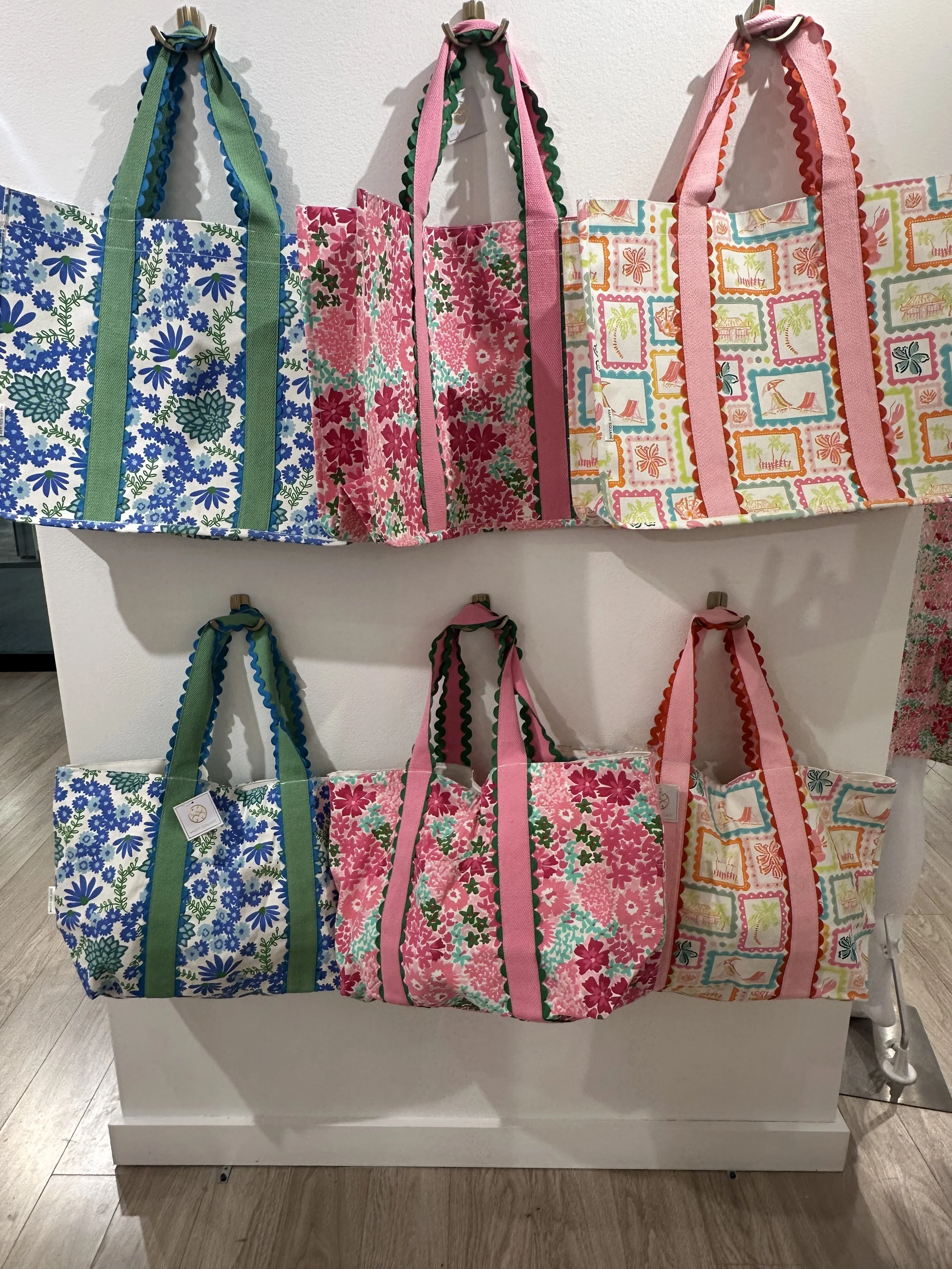 For our ladies who love Mary Square, our large carrying bags let you take your favorite prints and colors everywhere!