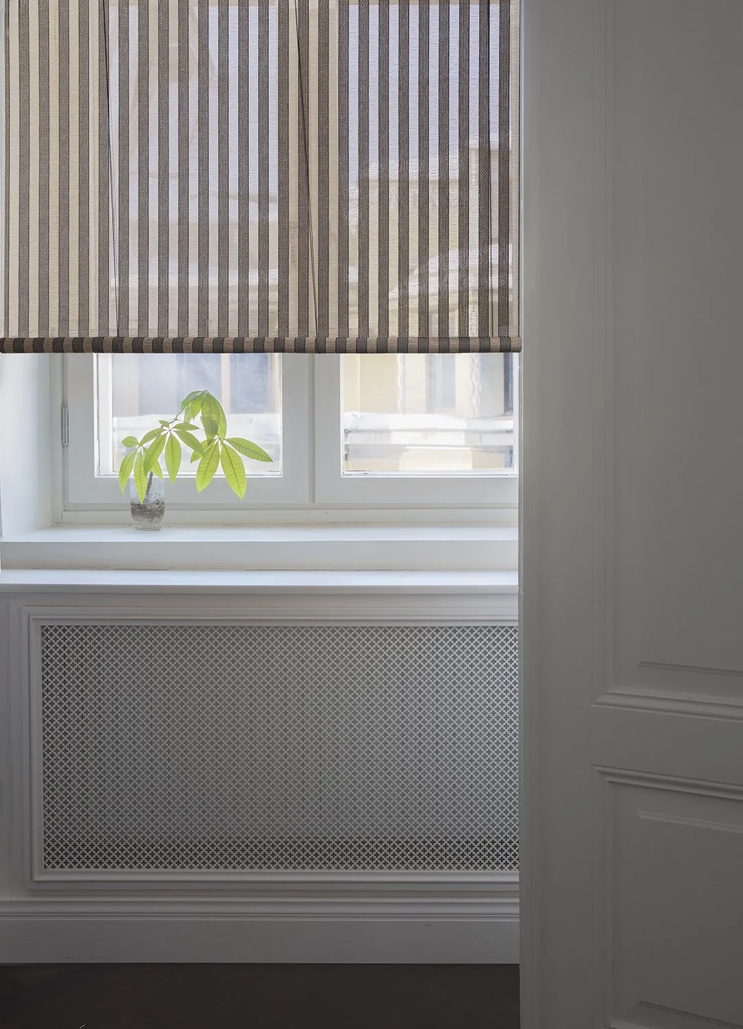 B string operated roller blind, Open Sky black-natural