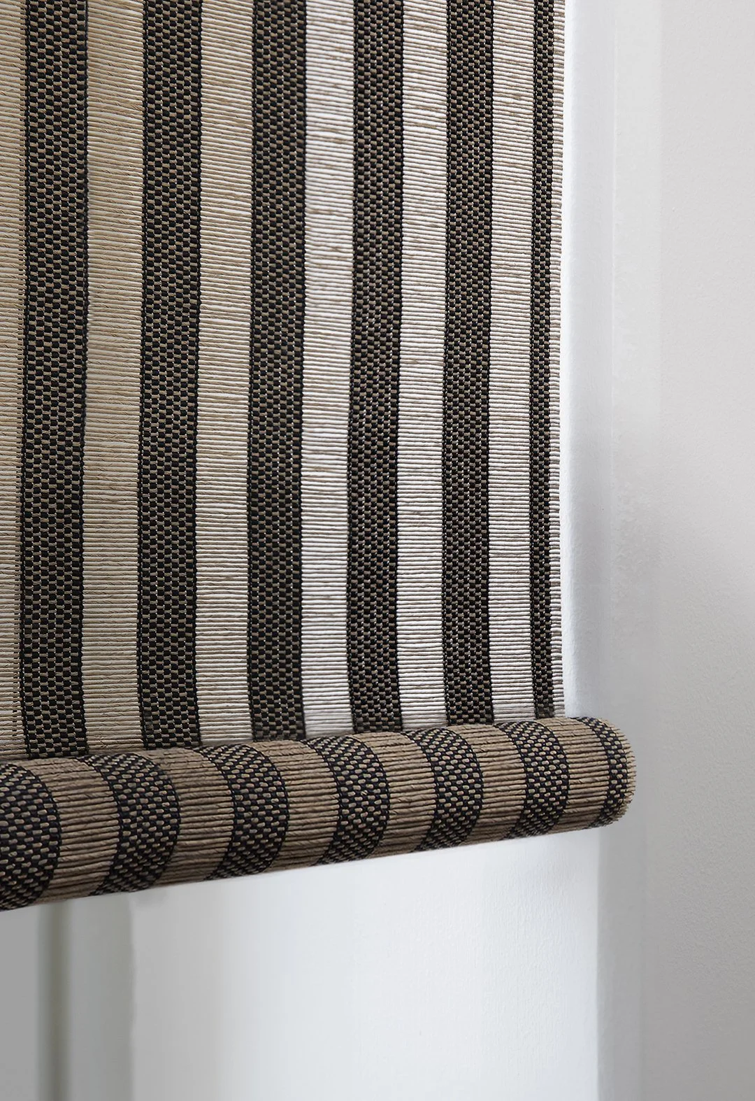 B string operated roller blind, Open Sky black-natural