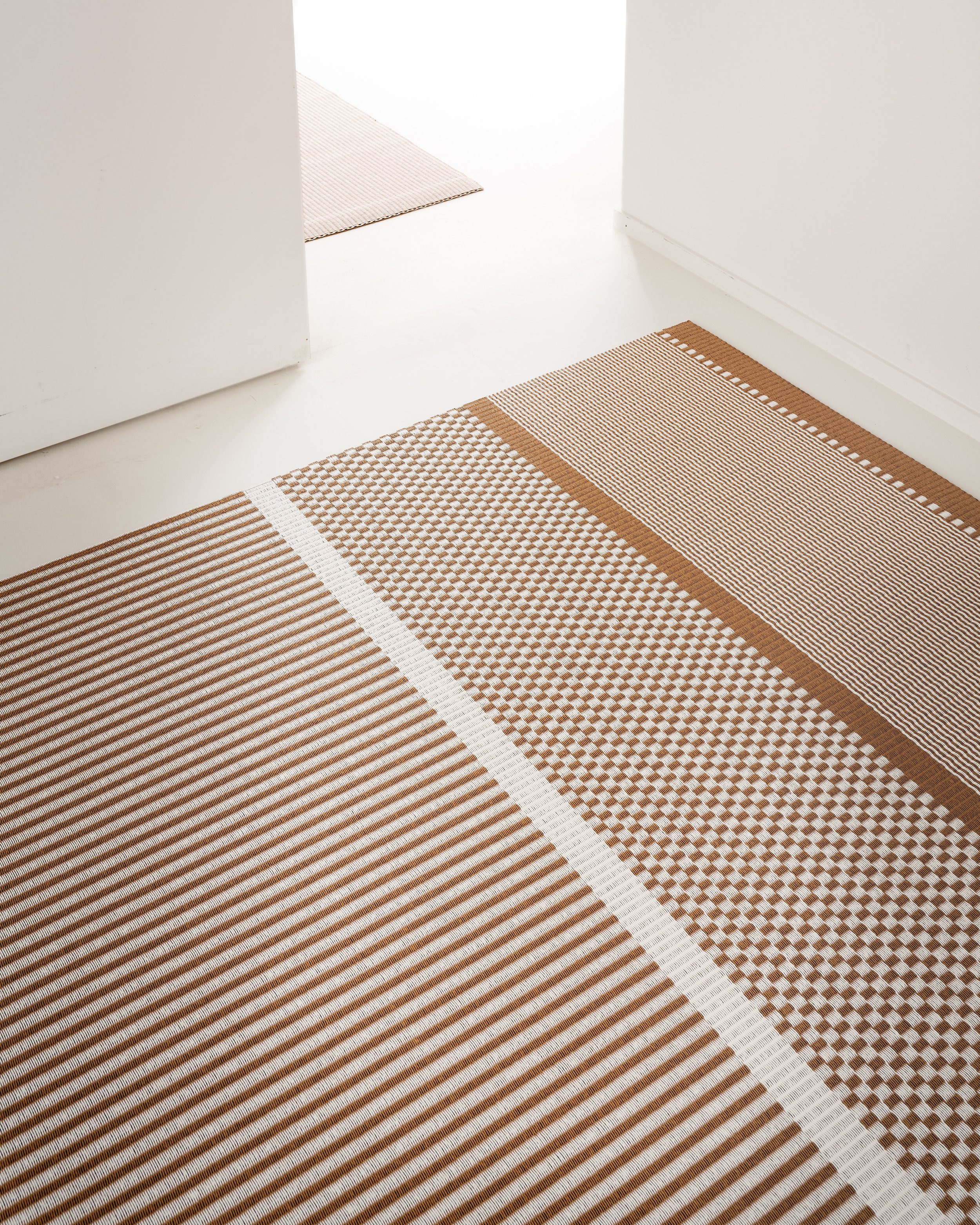 San Francisco 1430501 natural-white, two-coloured, finishing S sewn edges and backing