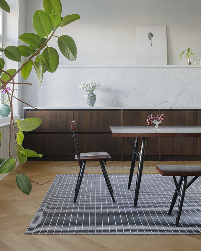Esplanadi carpet in a dining room