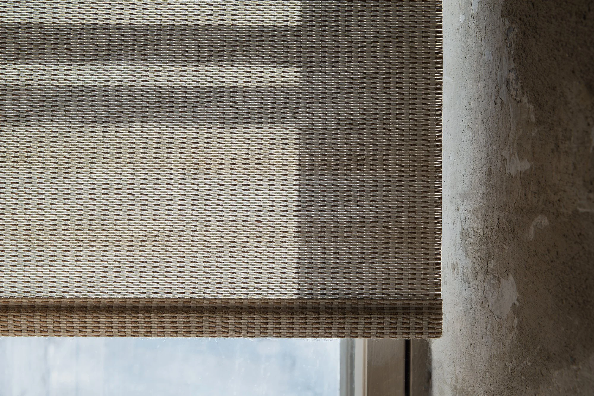 Morning 21115 col. white-natural fabric_D roller blind with chain, detail of flat bottom bar fabric covered