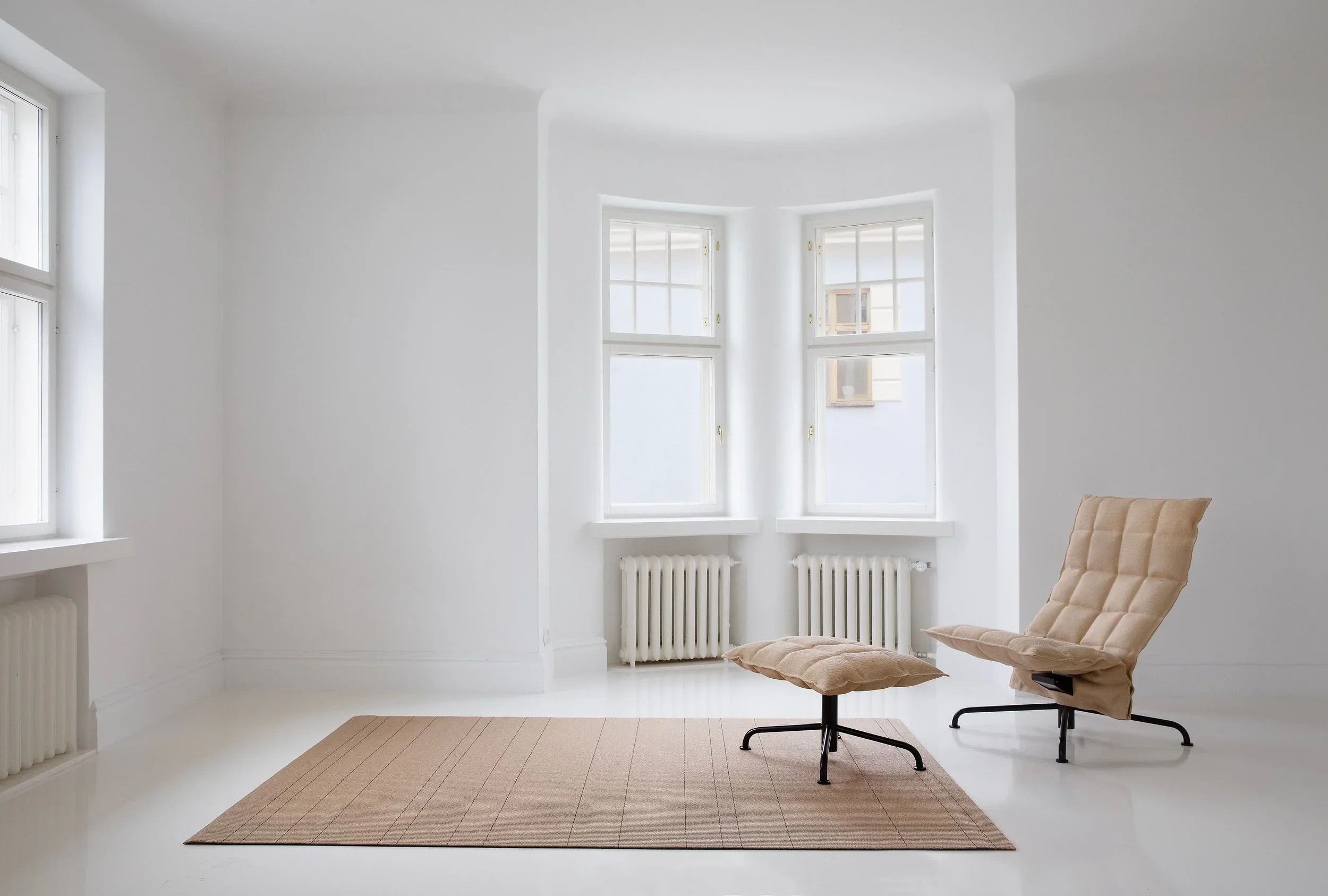Narrow k chair with k ottoman, upholstery Sand natural